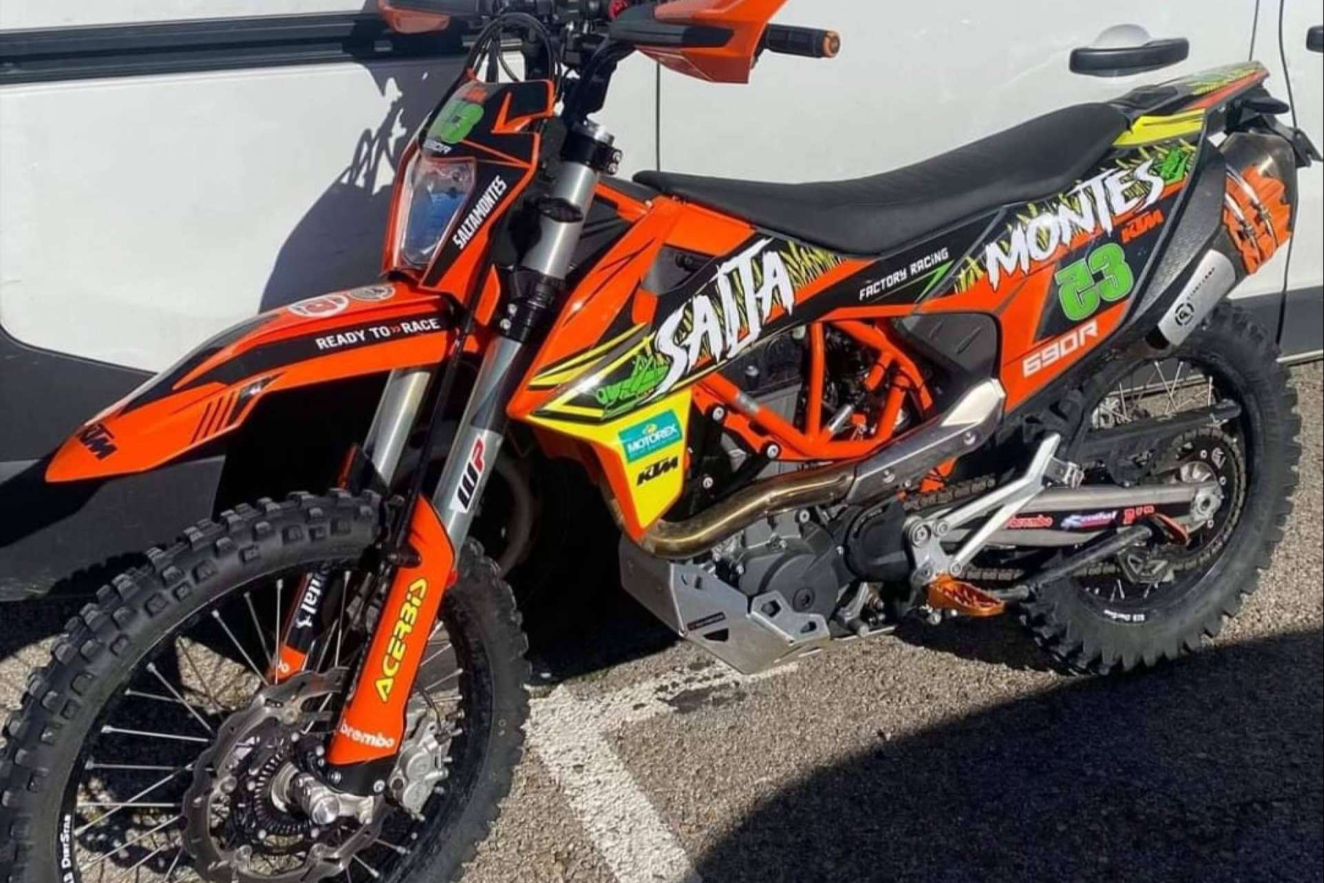 ¿Dónde encontrar adhesivos personalizados para motos de motocross? ADHESIVOSEMBARRADOS