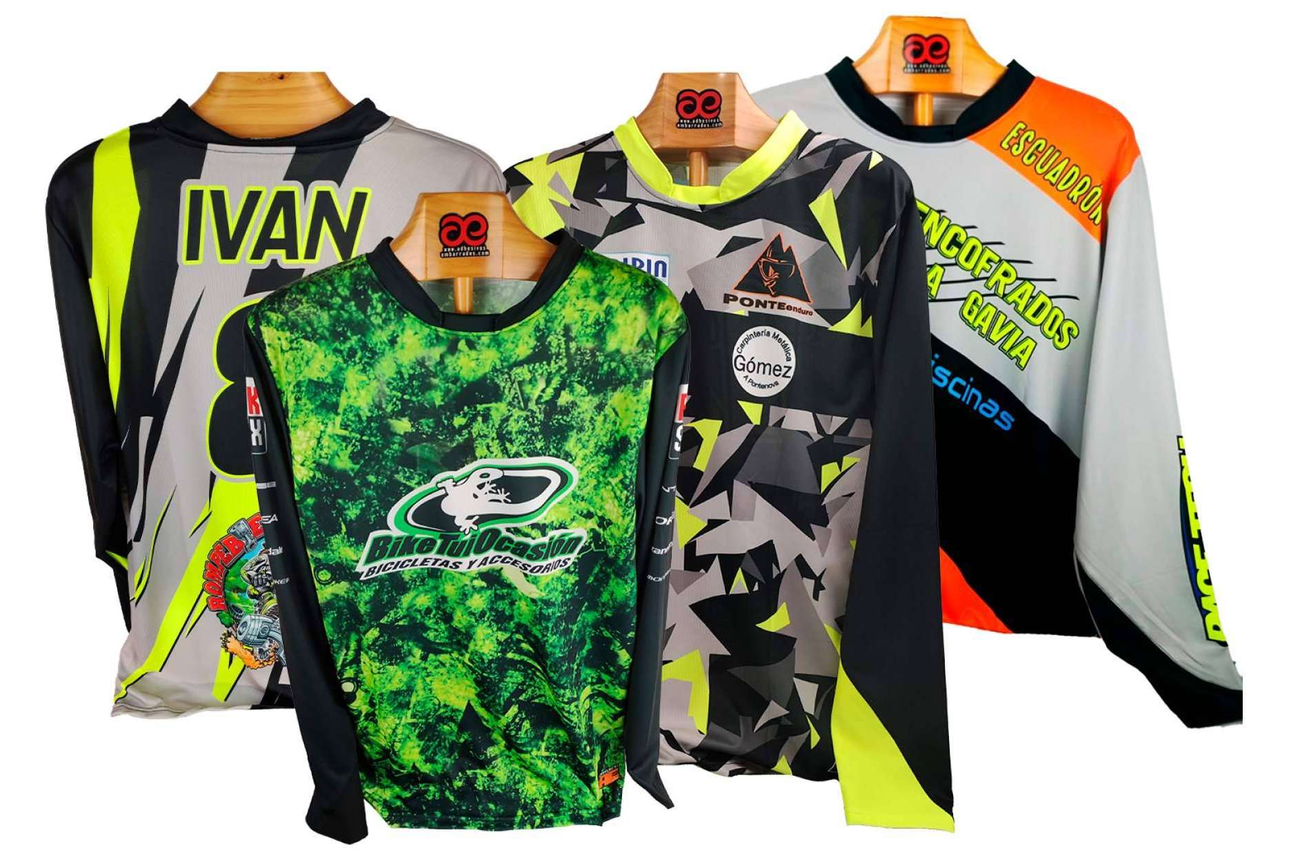 ADHESIVOSEMBARRADOS y su catálogo de ropa personalizada para motos offroad