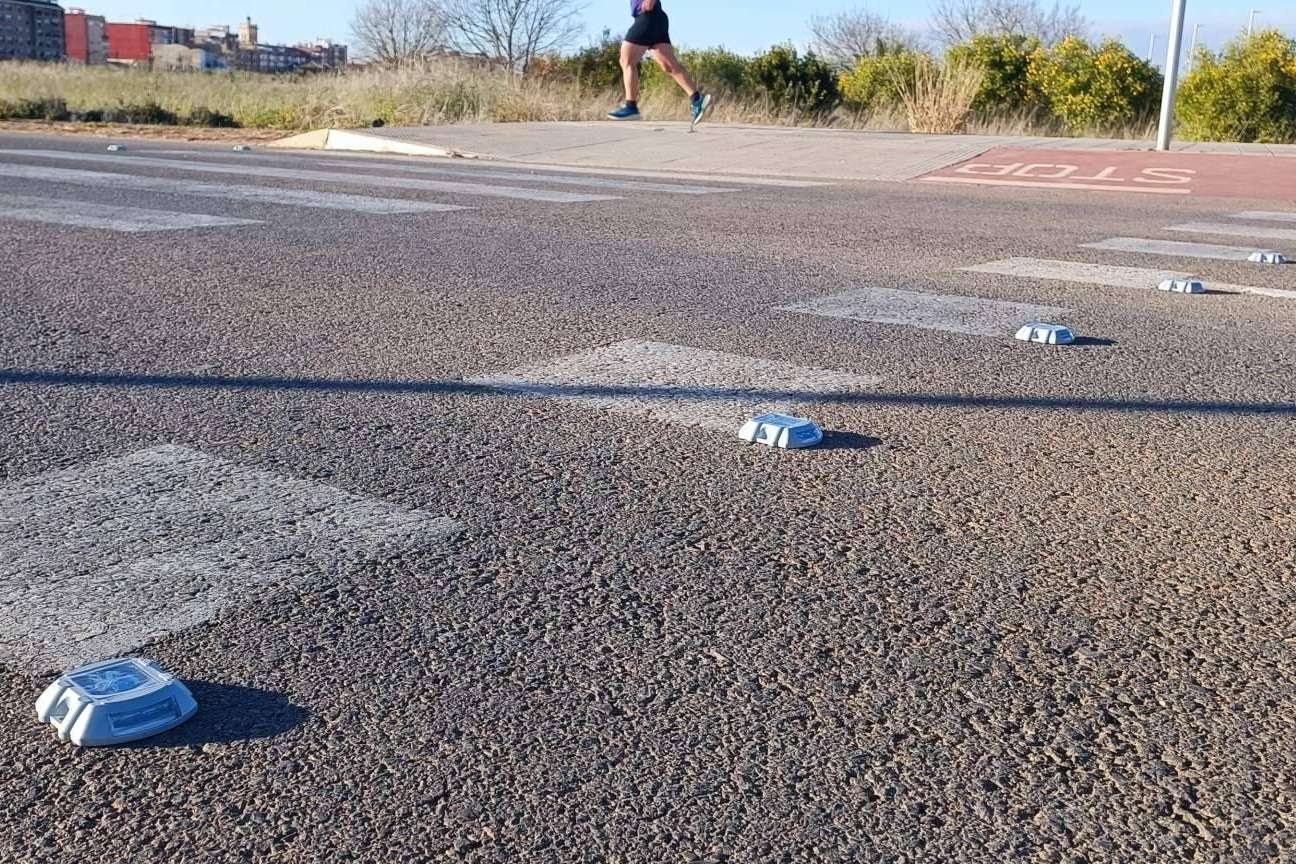 Incrementar la visibilidad nocturna en la carretera con los captafaros solares LED de Abadecom