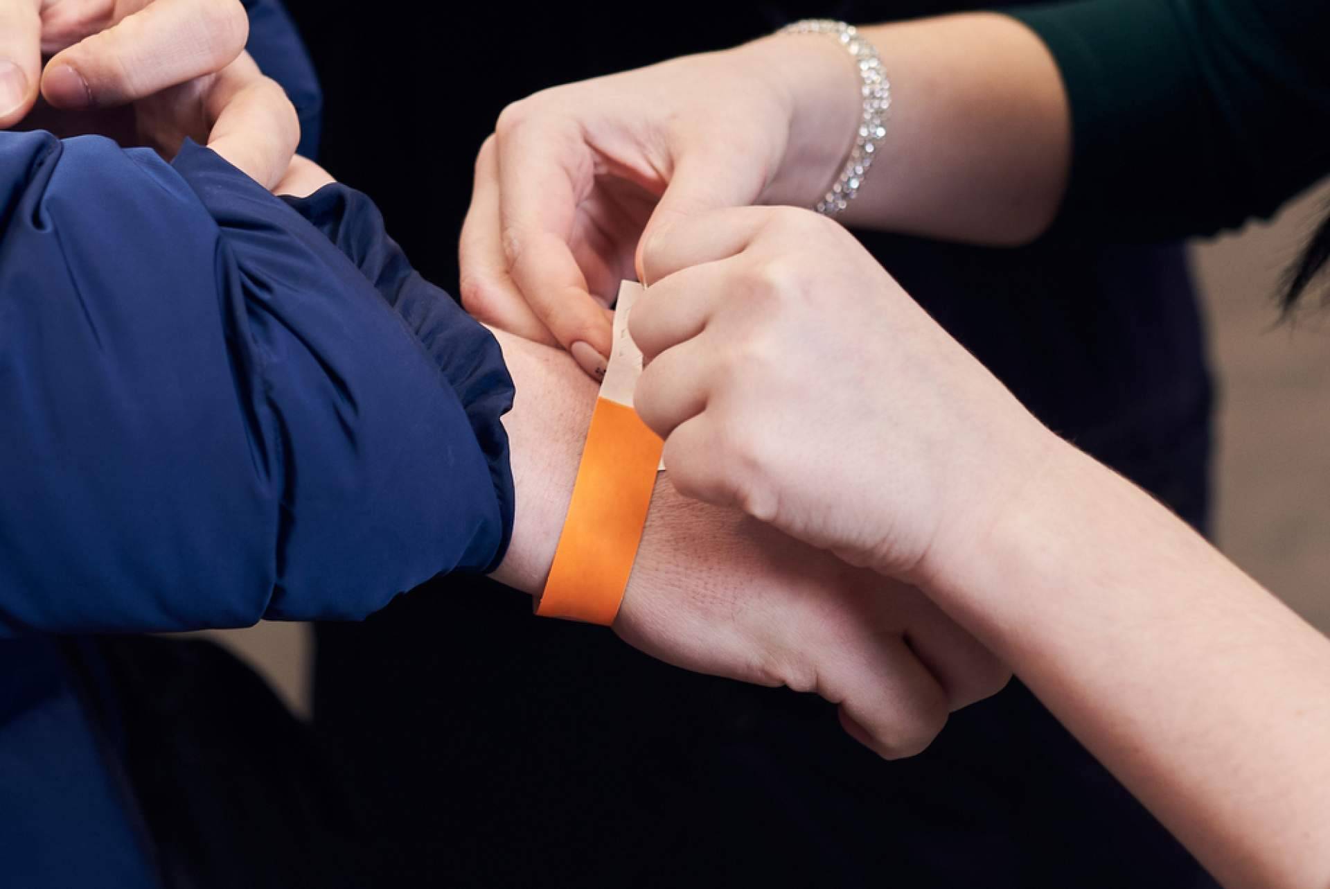Pulseras Para Discotecas presenta diferentes tipos de pulseras para eventos