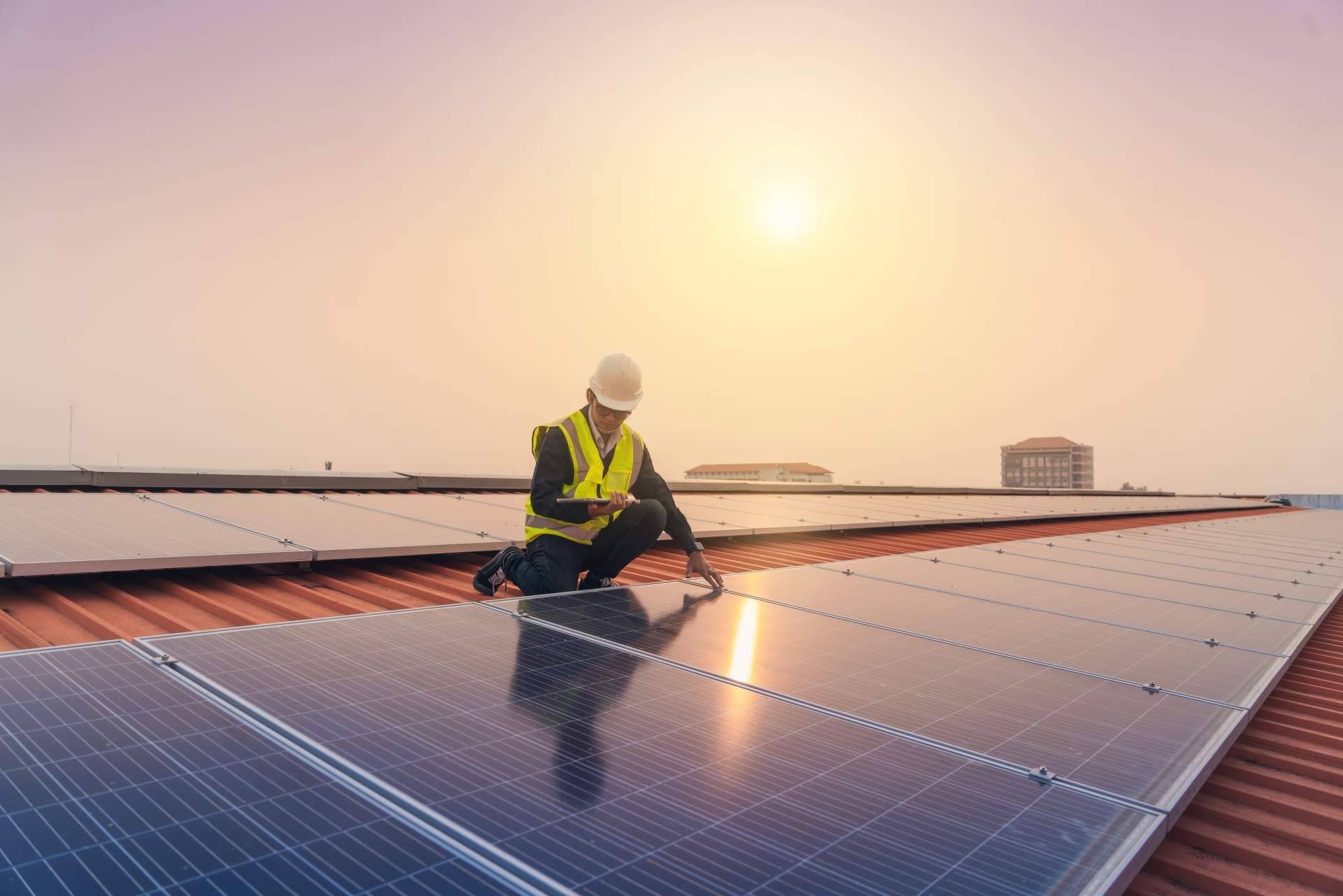 Acierta Eficiencia, empresa especializada en la instalación de placas fotovoltaicas para empresas y hogares