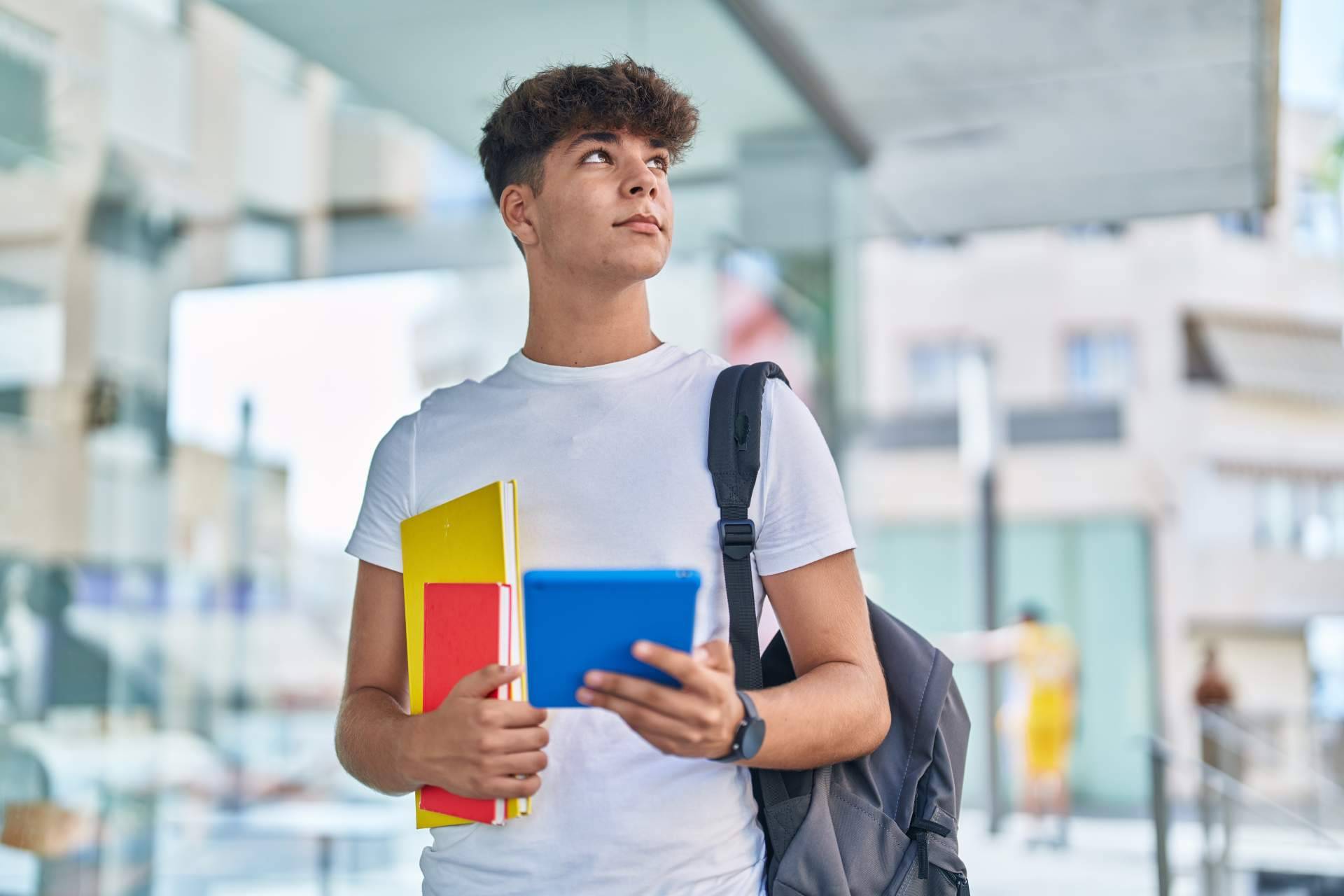 Becadvisor enlaza a estudiantes y empresas mediante colaboraciones con escuelas y universidades españolas