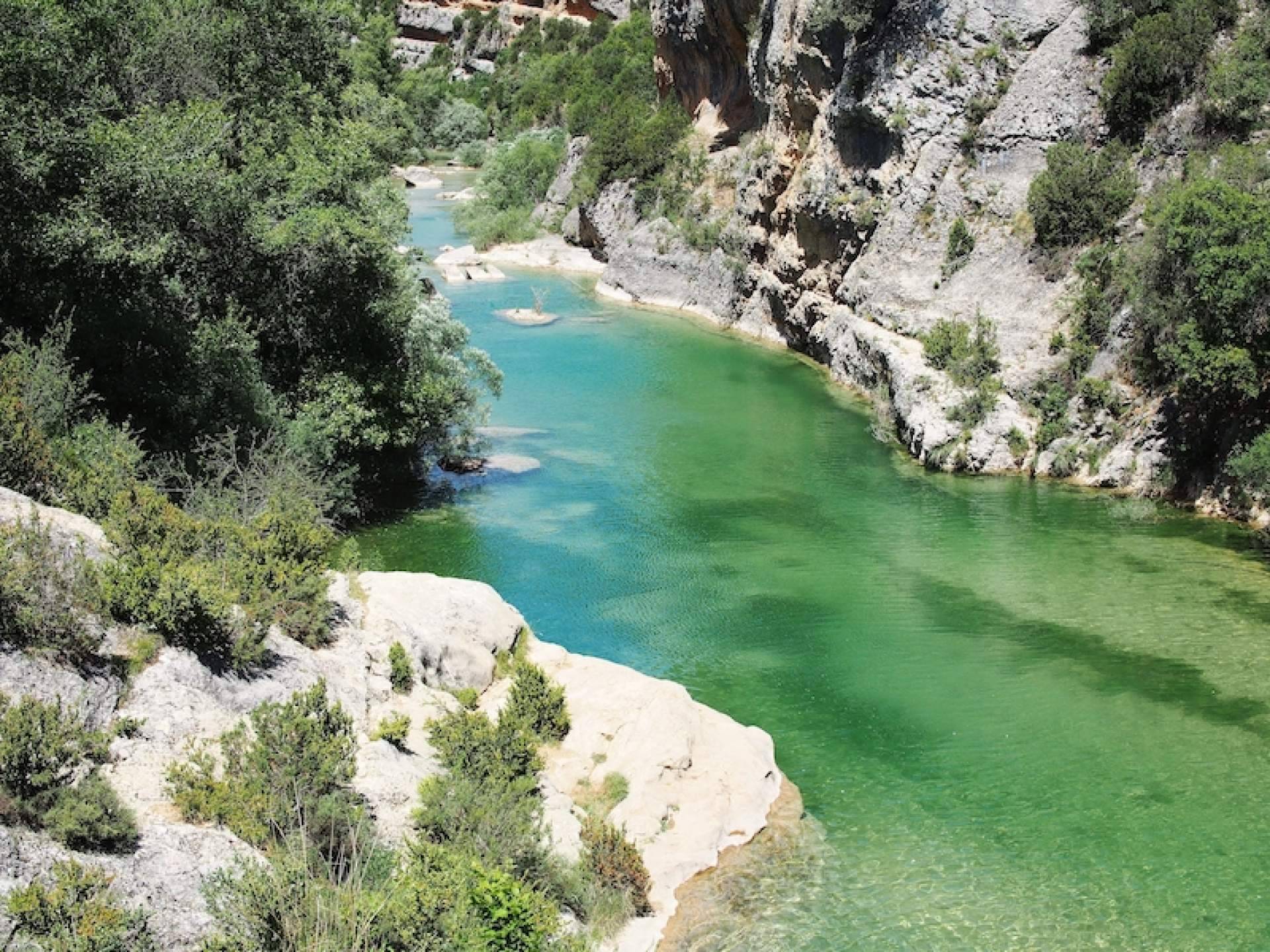 Hacer barranquismo en los cañones de la Sierra de Guara en España