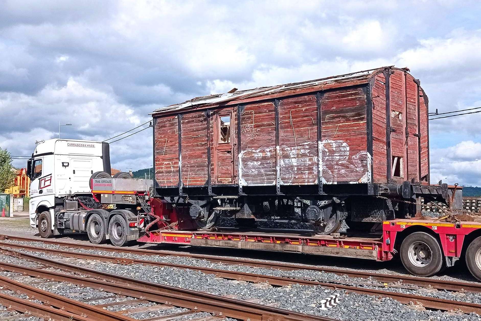 Traslado a talleres del histórico furgón del Estado WSF-2, con la Fundación del Patrimonio Ferroviario