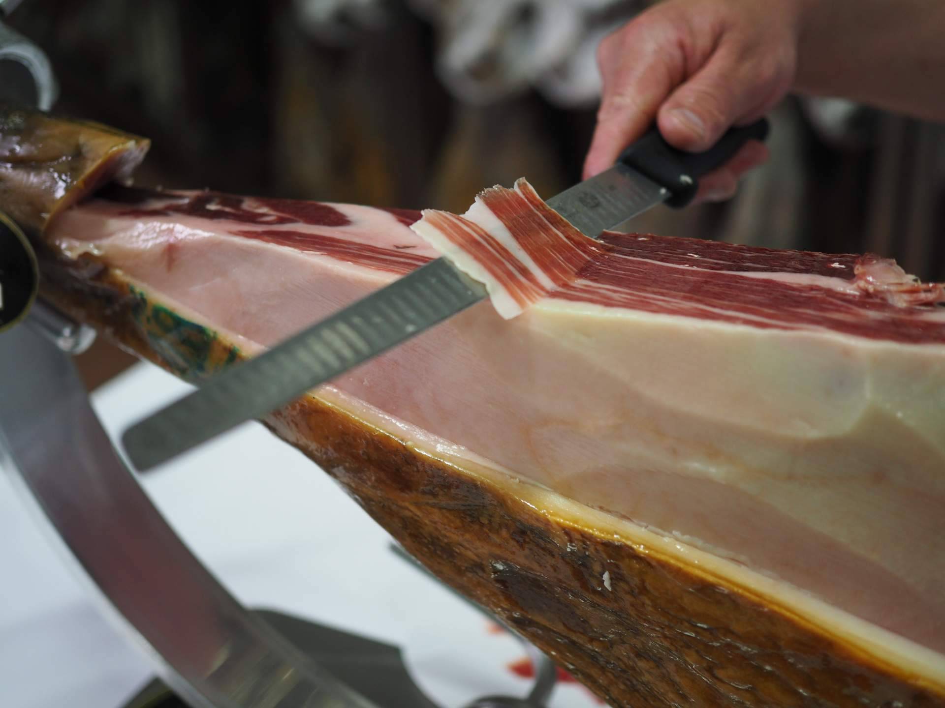 El corte perfecto para empezar un jamón