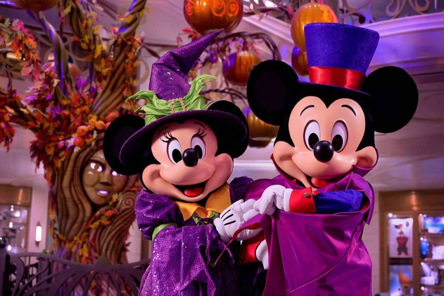 En los cruceros navideños y de Halloween de Disney Cruise Line, diversión y magia