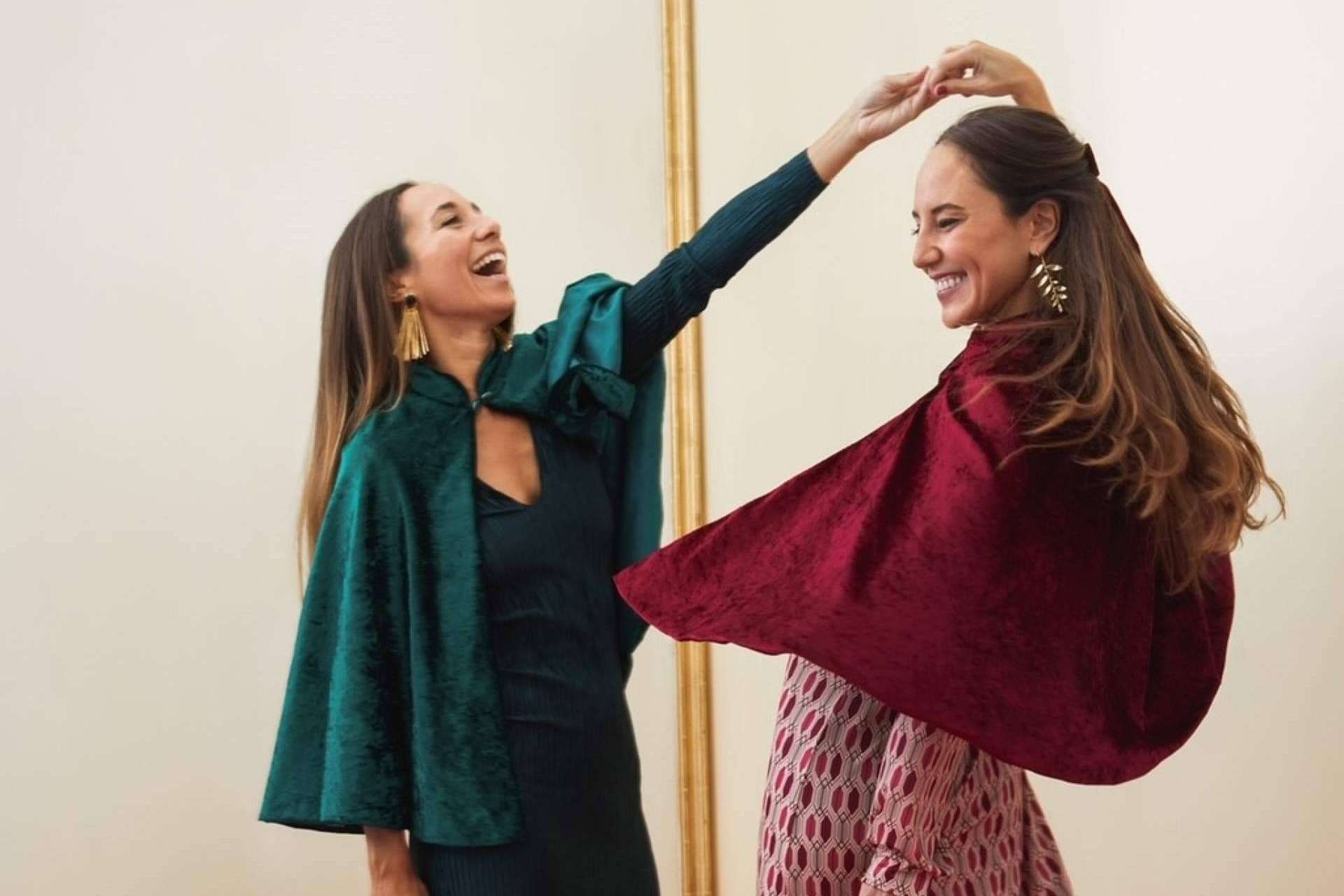 Capas Capicúa, una de las marcas españolas sostenibles más tops de complementos tendencia para invitadas de boda