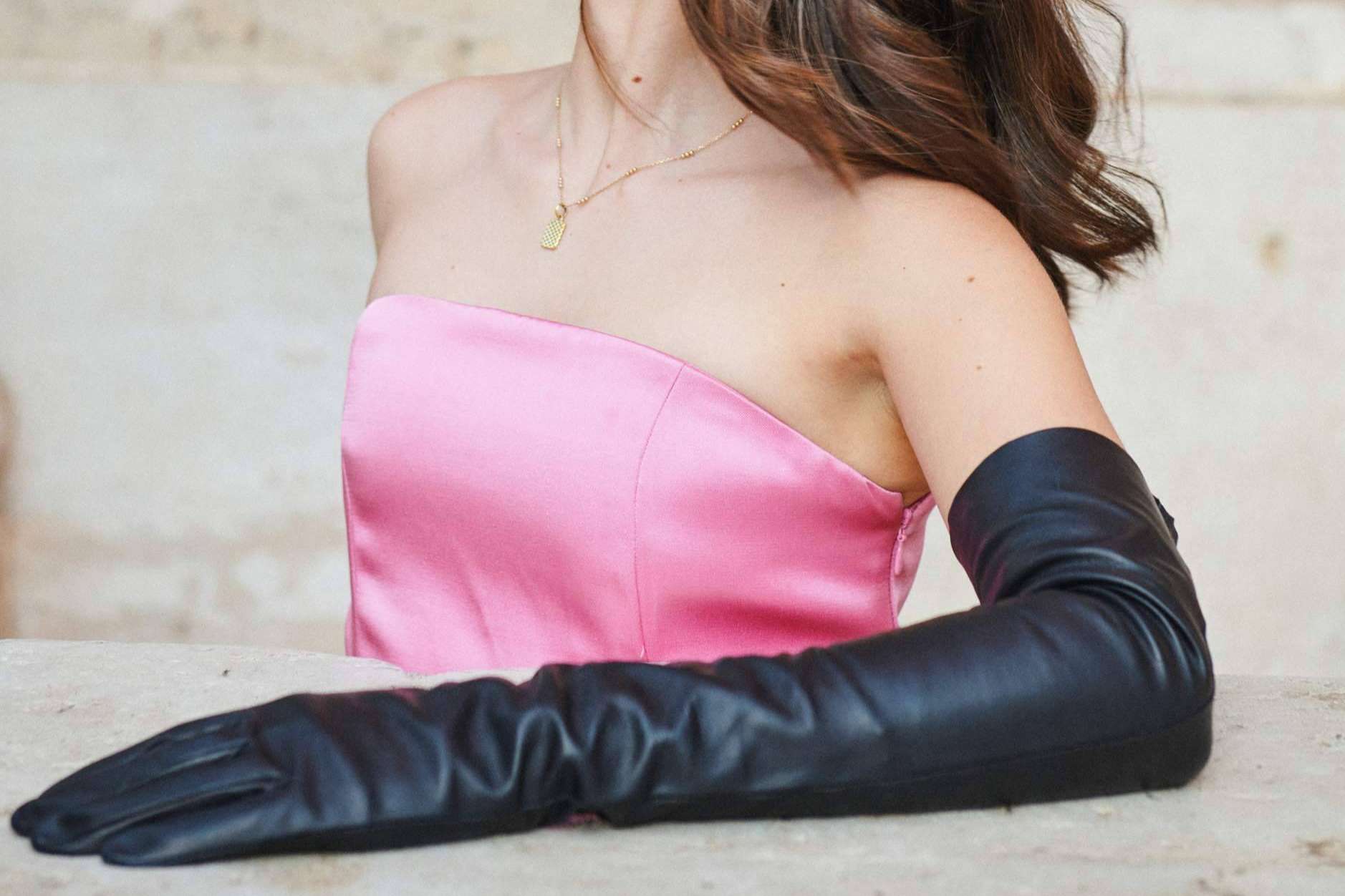 Una tendencia a la que apuntarse este invierno, guantes largos en looks cotidianos