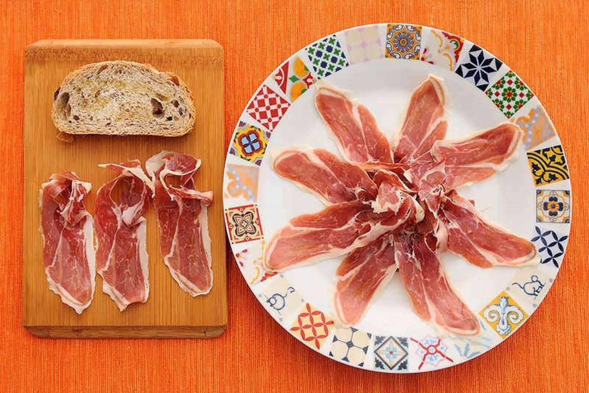 Jamón de Trevélez y jamón de la Alpujarra son dos productos únicos que se pueden adquirir en Gastronomic Spain