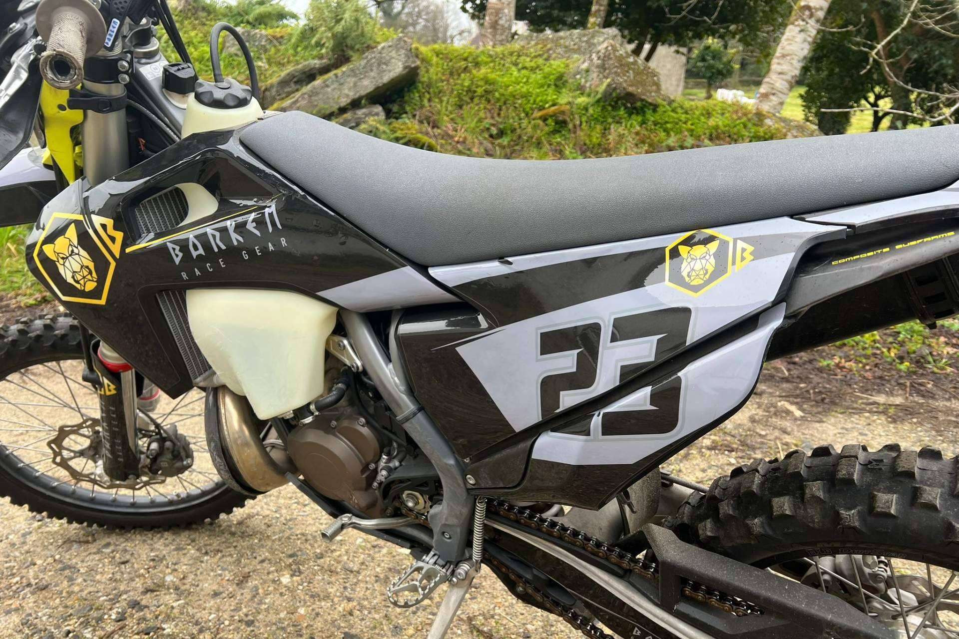 La firma ADHESIVOSEMBARRADOS ofrece adhesivos personalizados para motocross