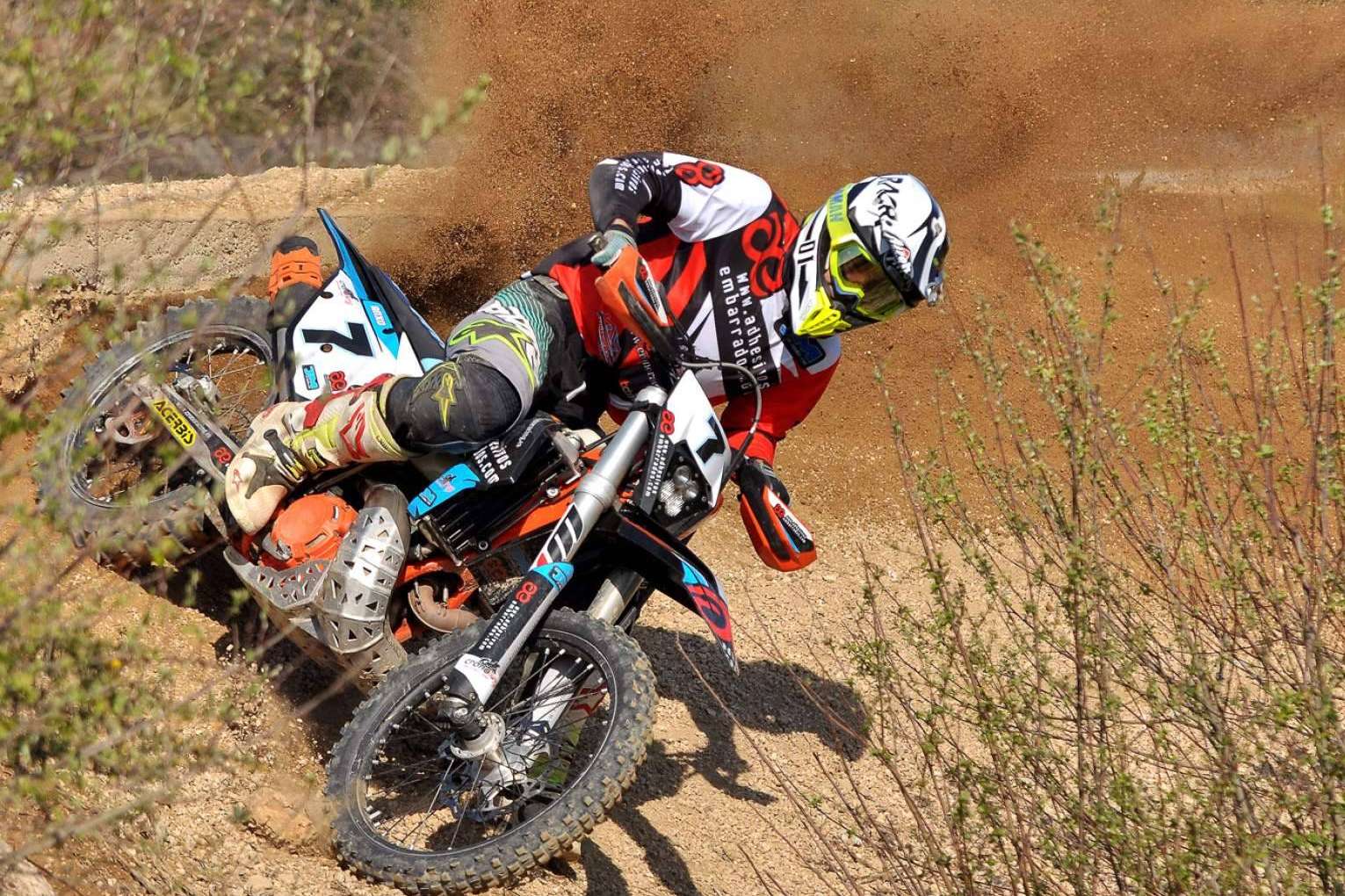 ADHESIVOSEMBARRADOS proporciona adhesivos para moto offroad