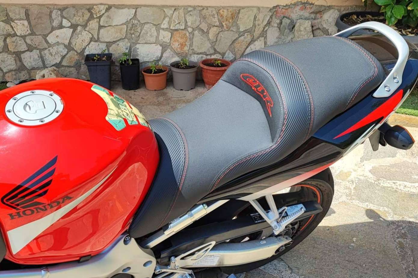 Un asiento cómodo es un gran compañero para viajar en moto, por JM-Fundas