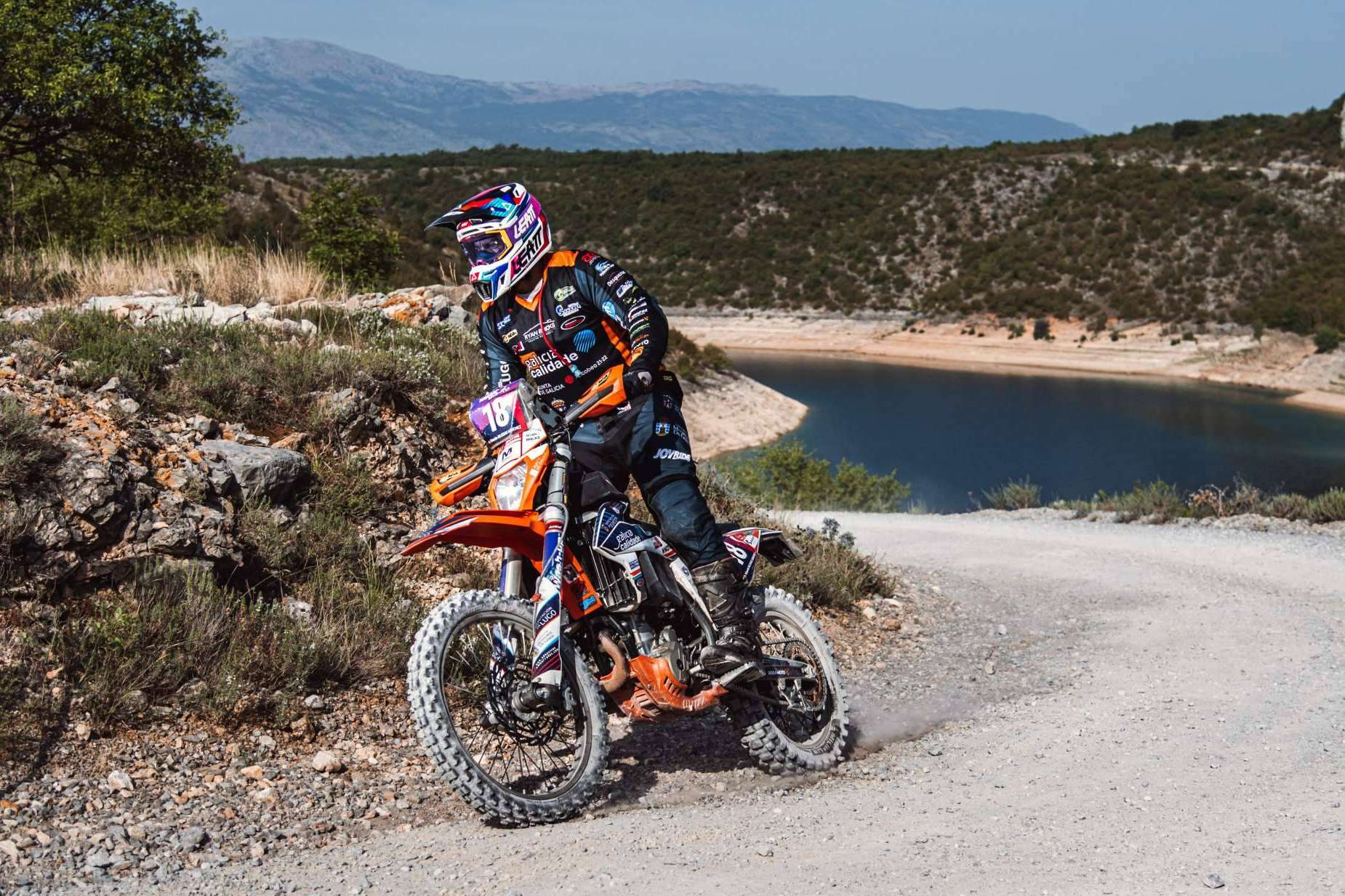ADHESIVOSEMBARRADOS ofrece a los aficionados de las motos equipaciones personalizadas