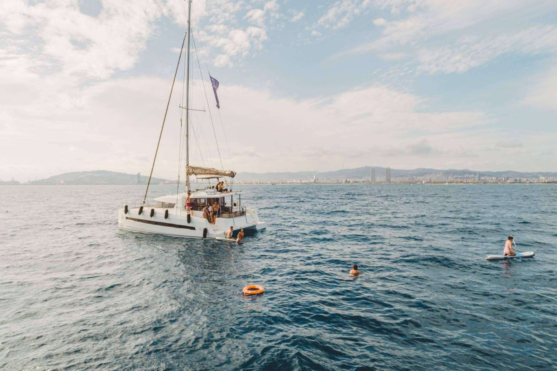Sondavela, alquiler de catamarán en Barcelona