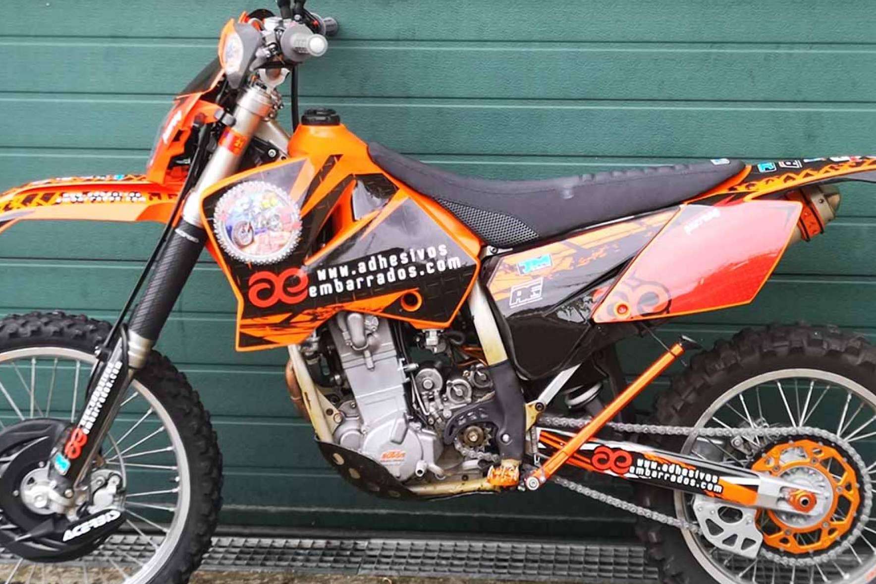 ADHESIVOSEMBARRADOS pone a disposición diseños de plásticos y adhesivos para motocross personalizados