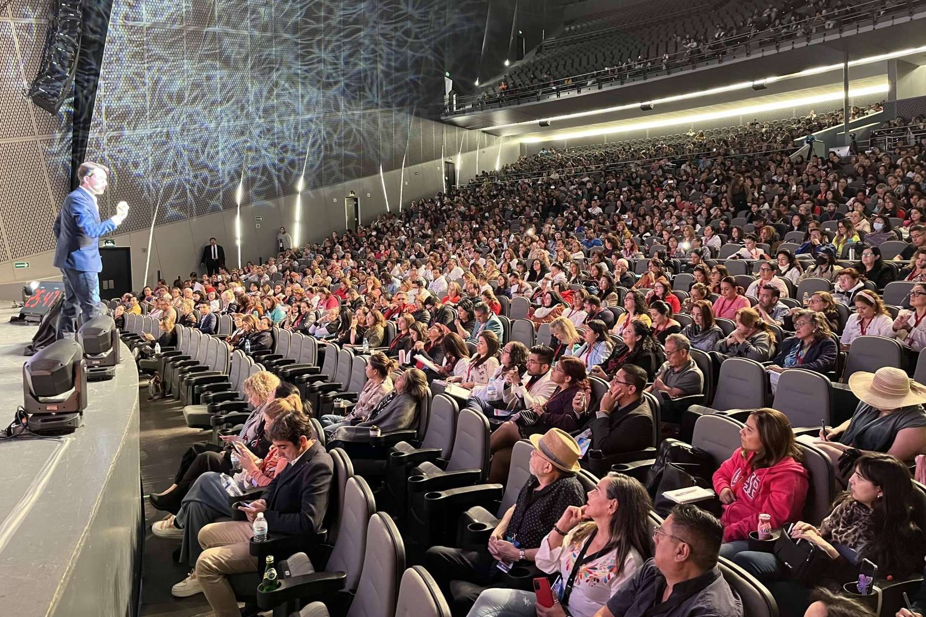 ¿Por qué se ha hecho viral una conferencia sobre habilidades sociales?