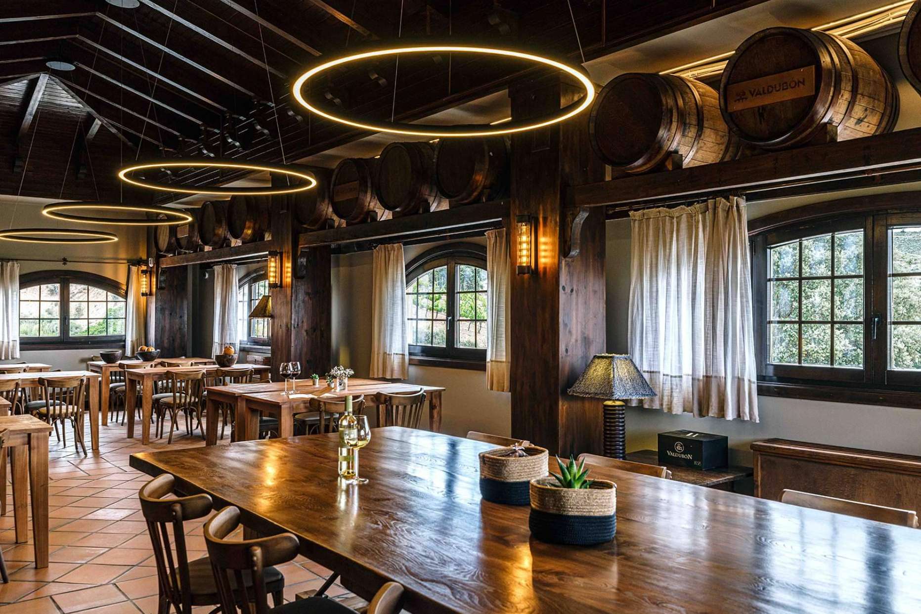 ¿Qué ventajas ofrece el servicio de interiorismo de bodegas y espacios de enoturismo de INDAStudio?
