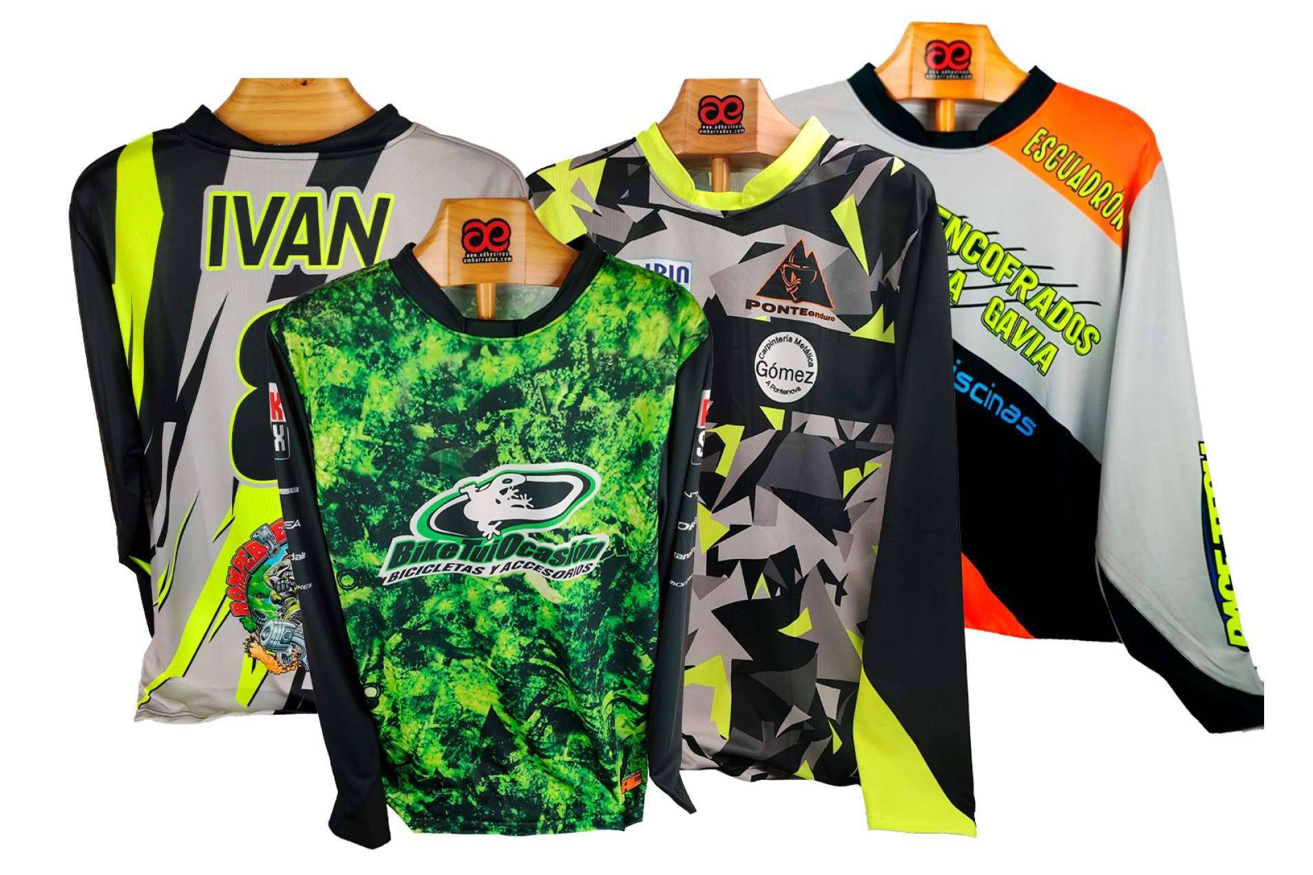 Ventajas de ADHESIVOSEMBARRADOS en ropa de motocross personalizable