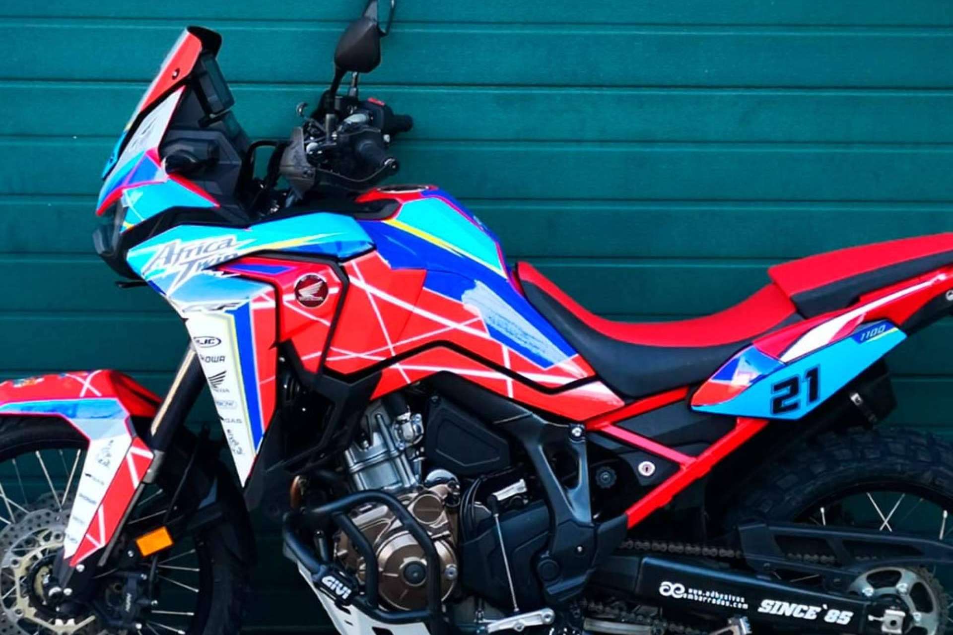 ADHESIVOSEMBARRADOS ofrece kits de adhesivos para dar un toque personal a las motos
