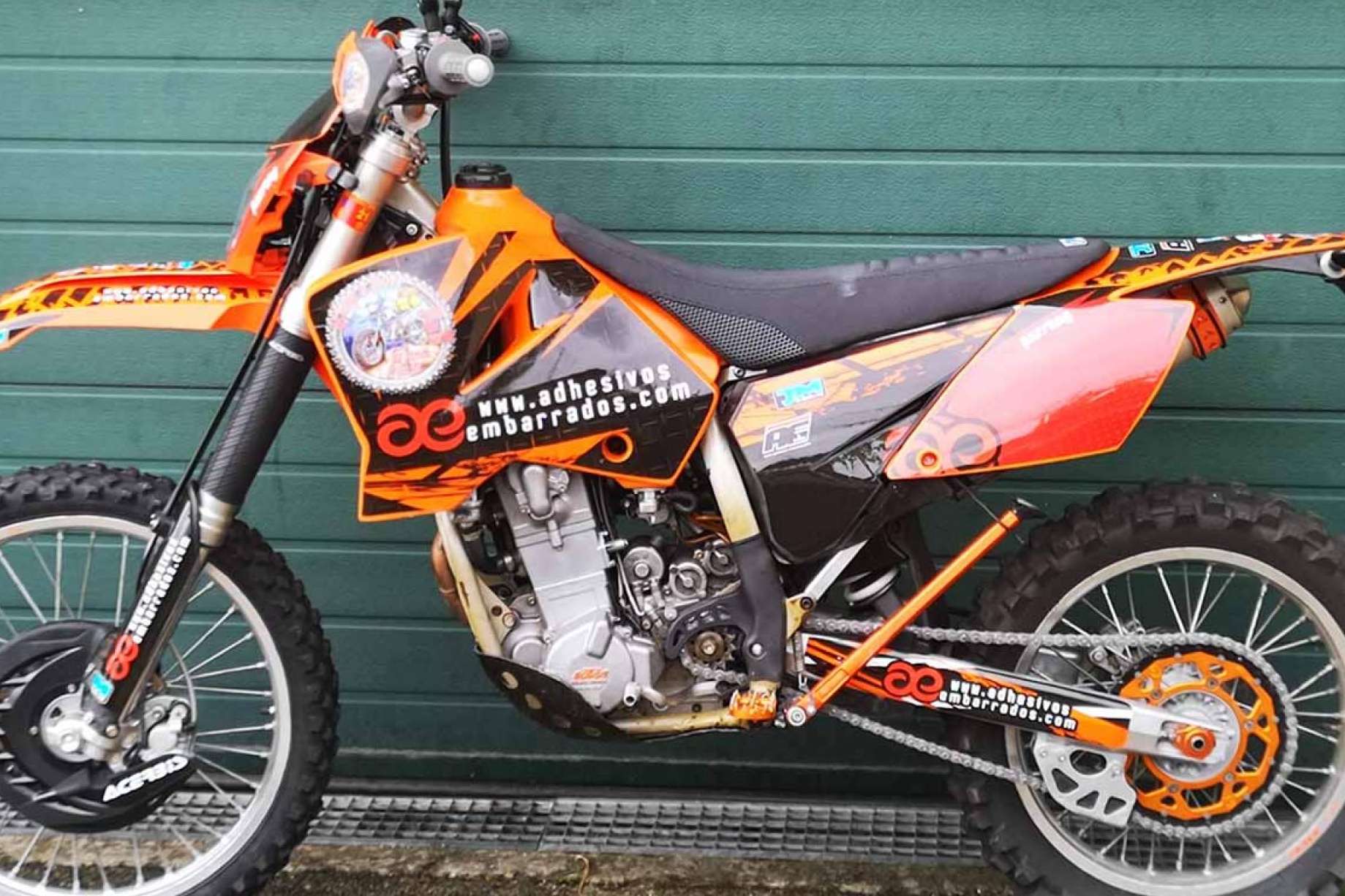 ADHESIVOSEMBARRADOS ofrece la oportunidad de dar un toque único a las motos con sus kits de pegatinas