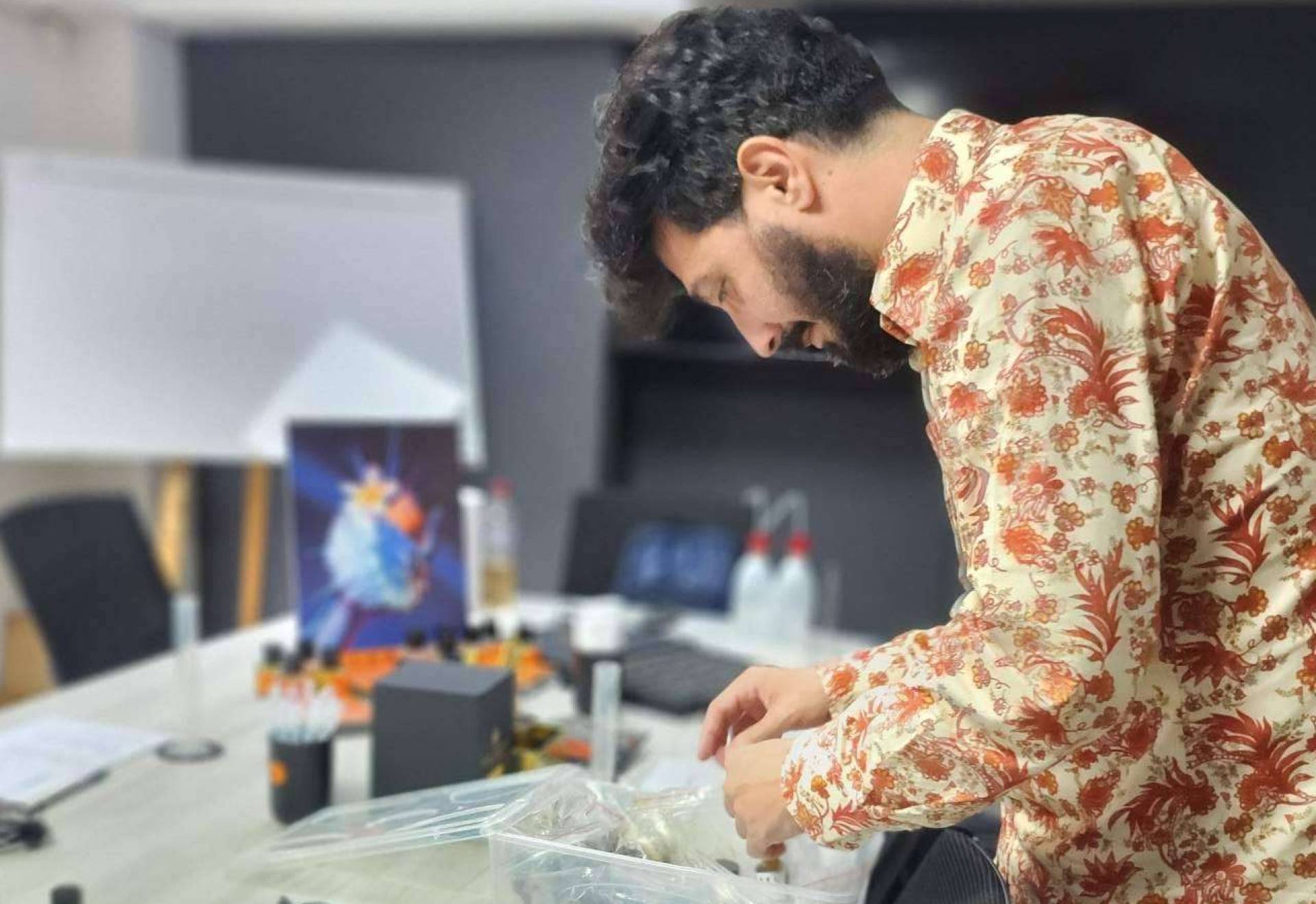 Combinar fragancias y crear un aroma único en el taller de perfumes Iris