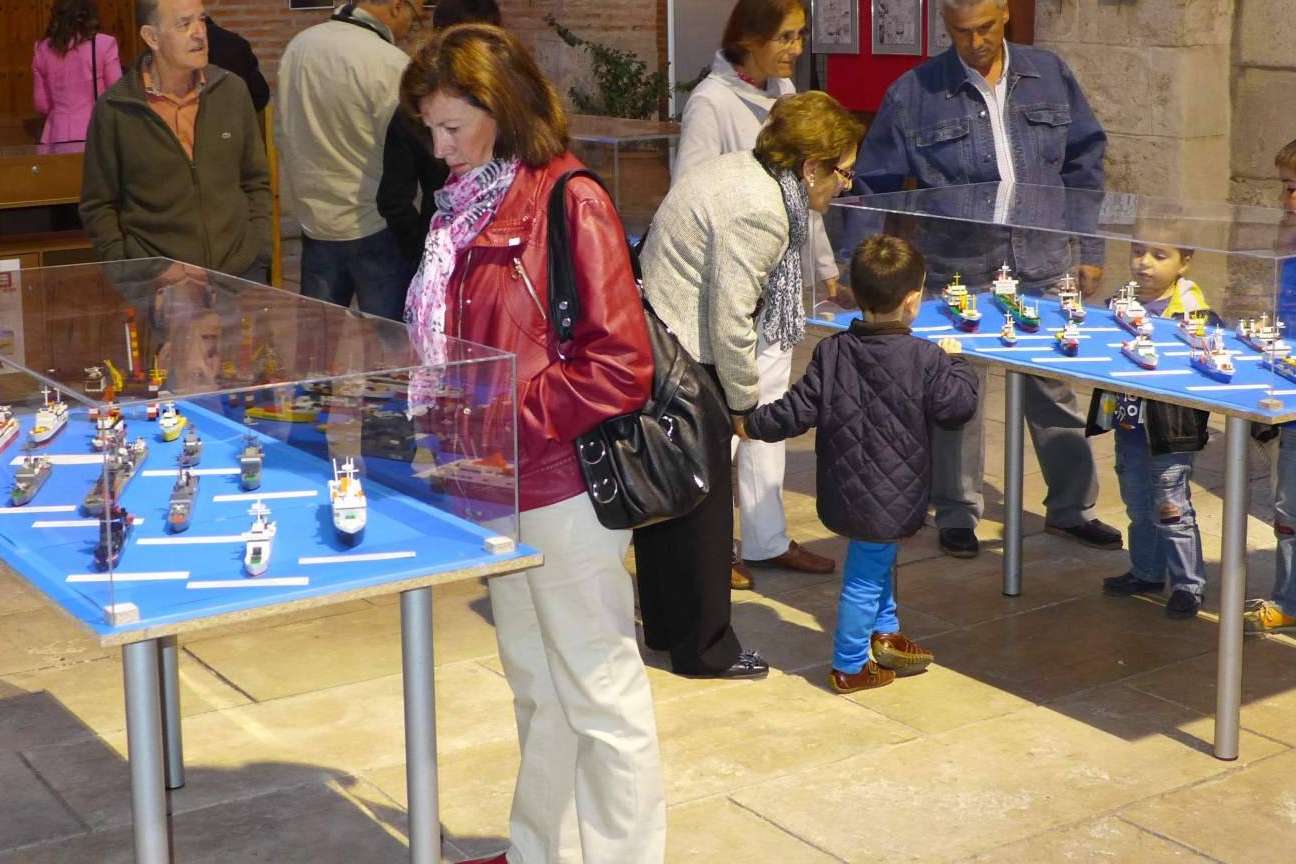 Exposición del juego de construcción TENTE en el centro comercial Valdebernardo