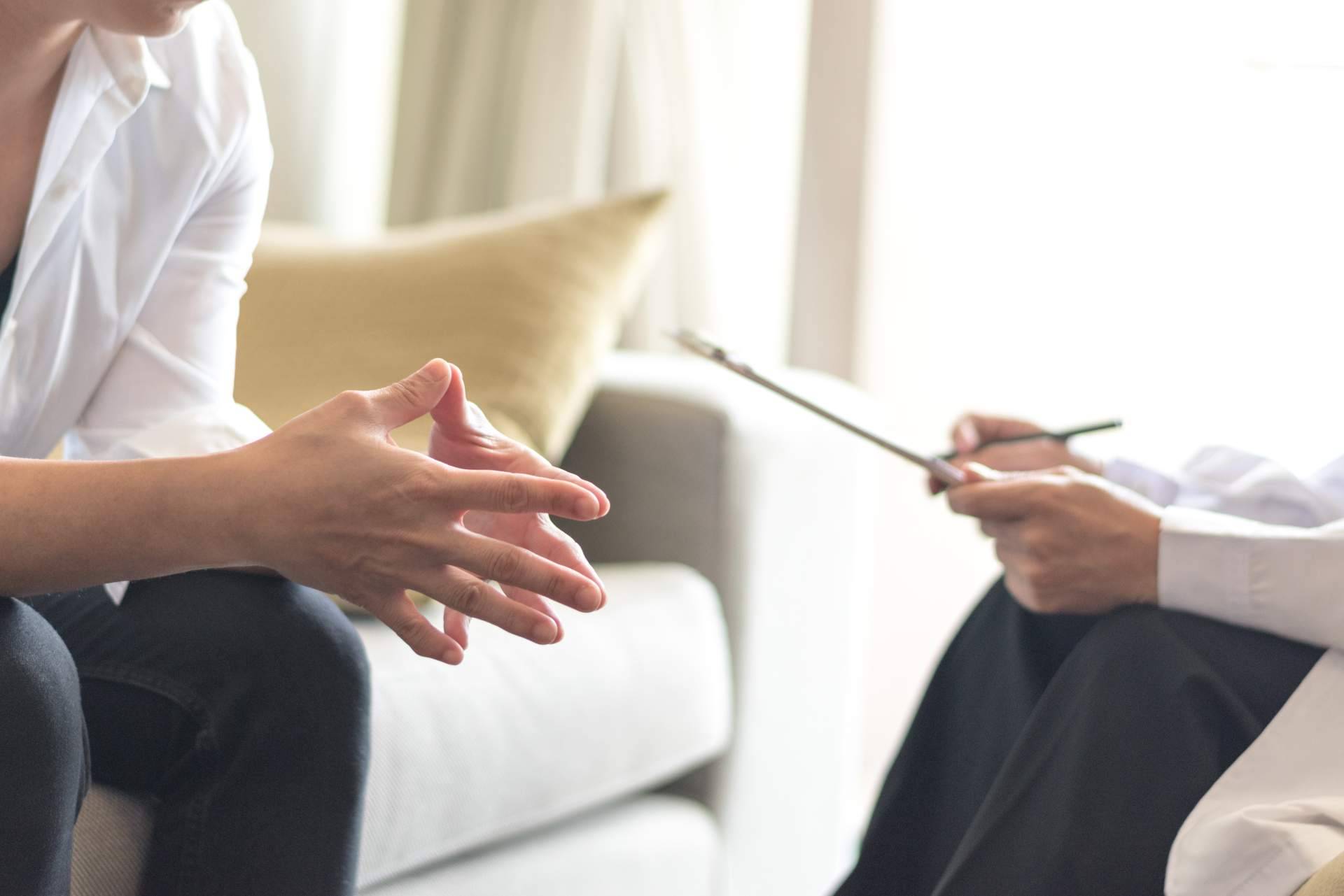 Cómo la terapia cognitivo-conductual ayuda a mejorar la gestión emocional