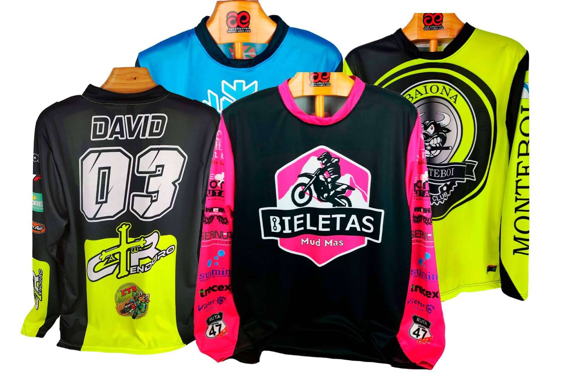 ADHESIVOSEMBARRADOS lanza una línea exclusiva de ropa off-road personalizada para pilotos