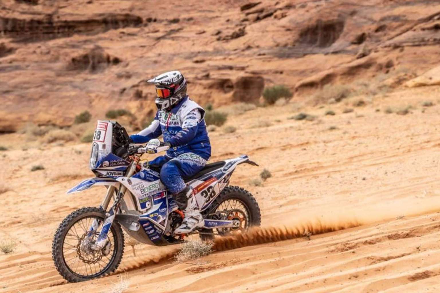 Adhesivos y plásticos resistentes para motos, personalización y calidad garantizadas con ADHESIVOSEMBARRADOS