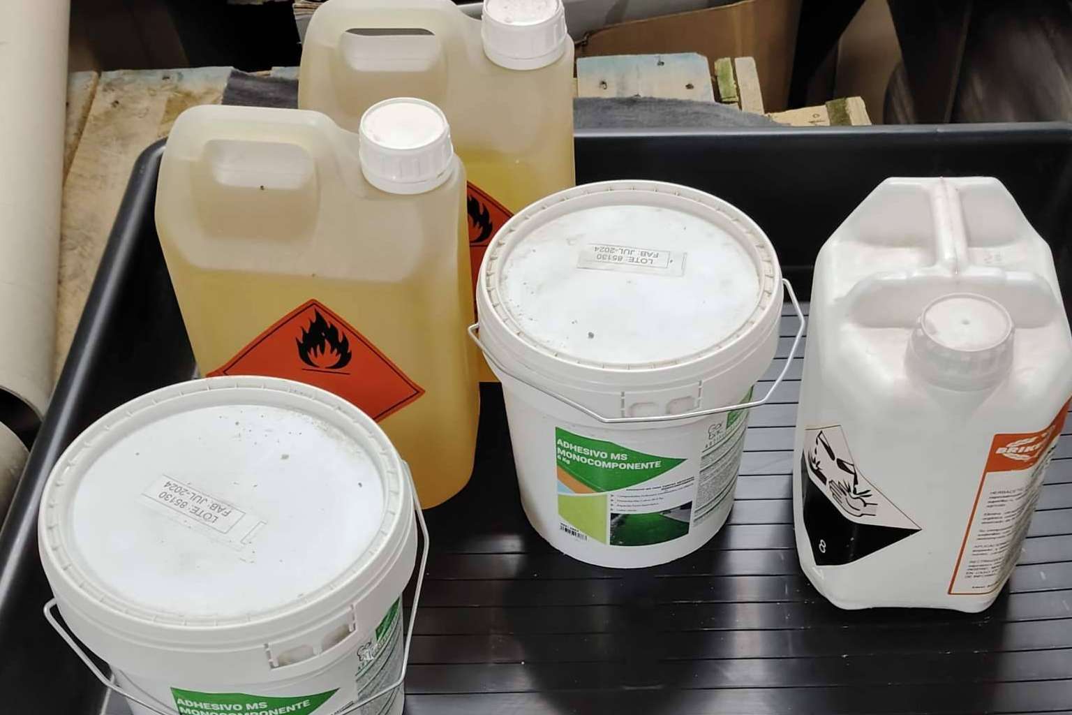 Soluciones seguras para el almacenamiento de productos químicos en el sector del calzado y la marroquinería