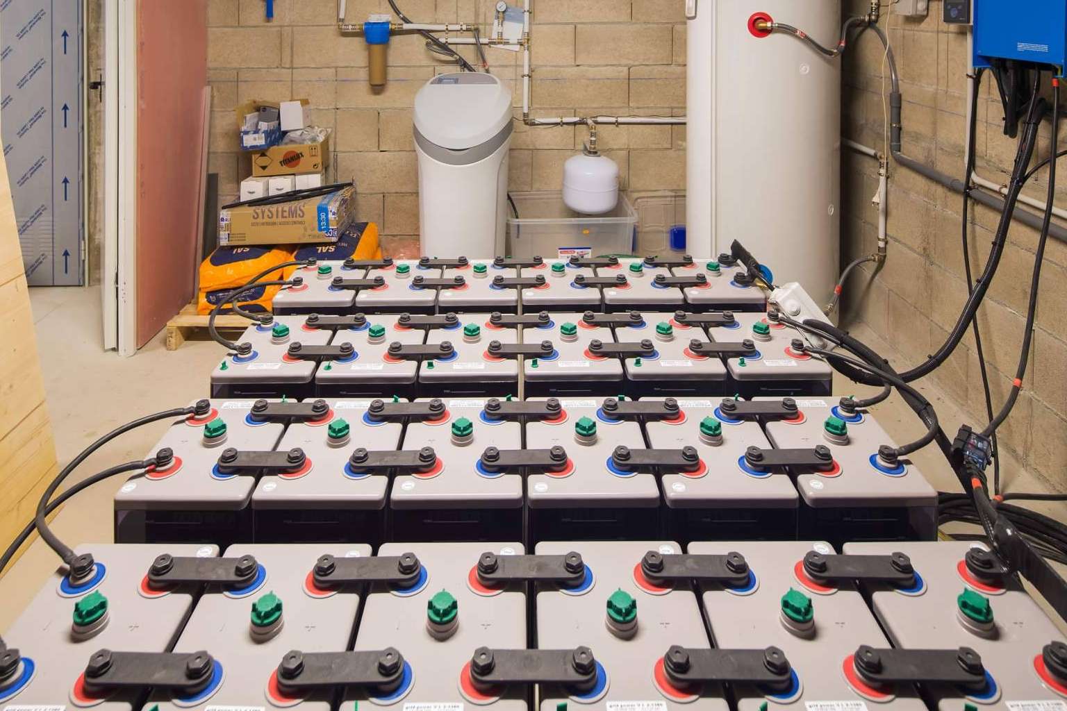 Tres casas que se mantuvieron encendidas durante el apagón eléctrico en la Península Ibérica