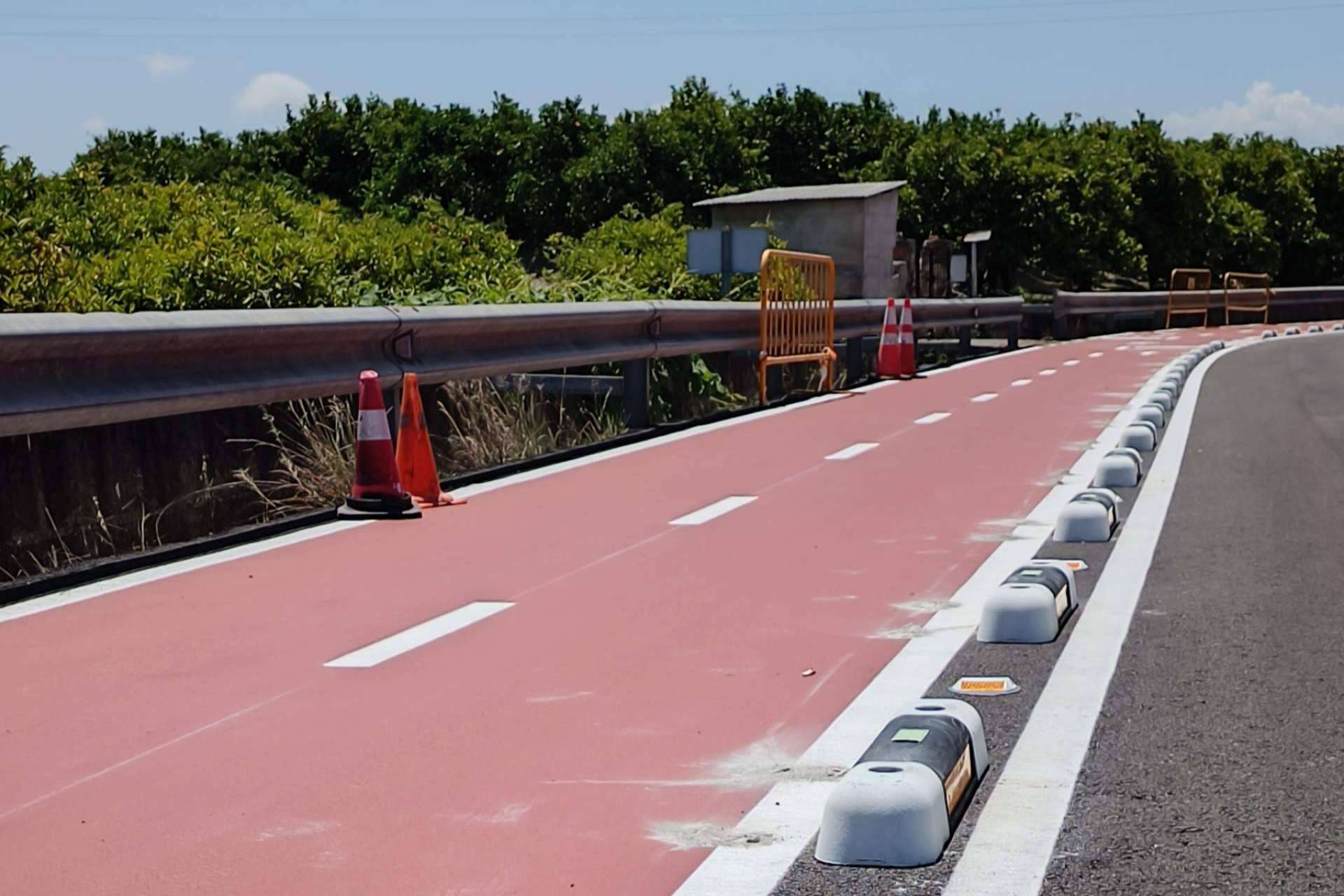 Abadecom refuerza la seguridad vial en Alicante con separadores fotoluminiscentes para carriles bici
