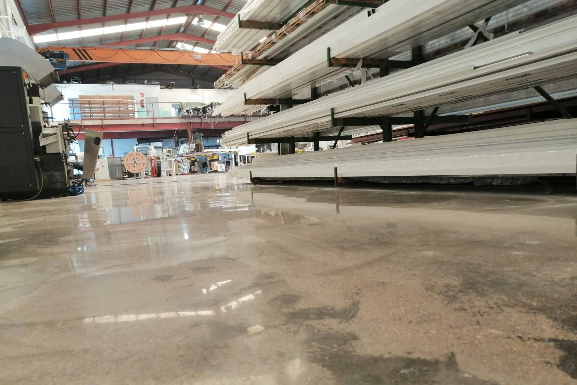 Serviarnau impulsa el micro pulido de hormigón con sellado de litio en Valencia como solución duradera y estética