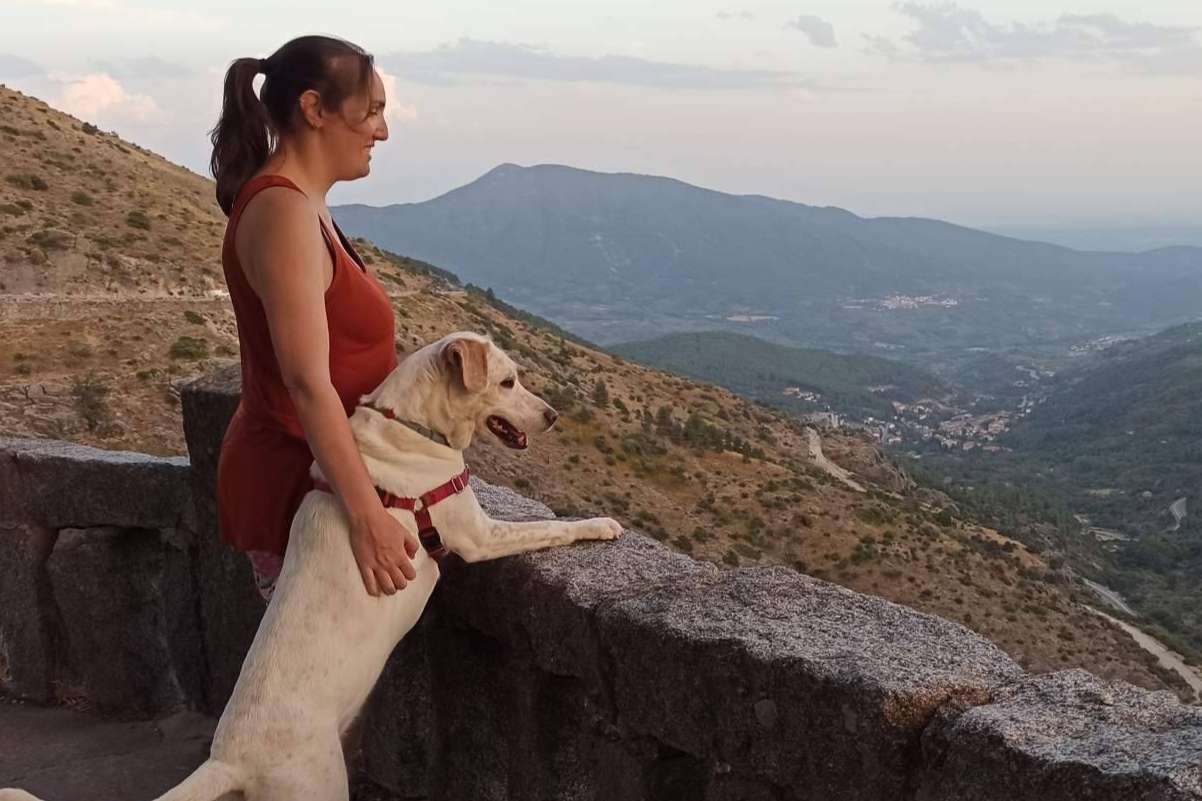 Crece la demanda de escapadas petfriendly en entornos naturales entre parejas jóvenes con conciencia ecológica