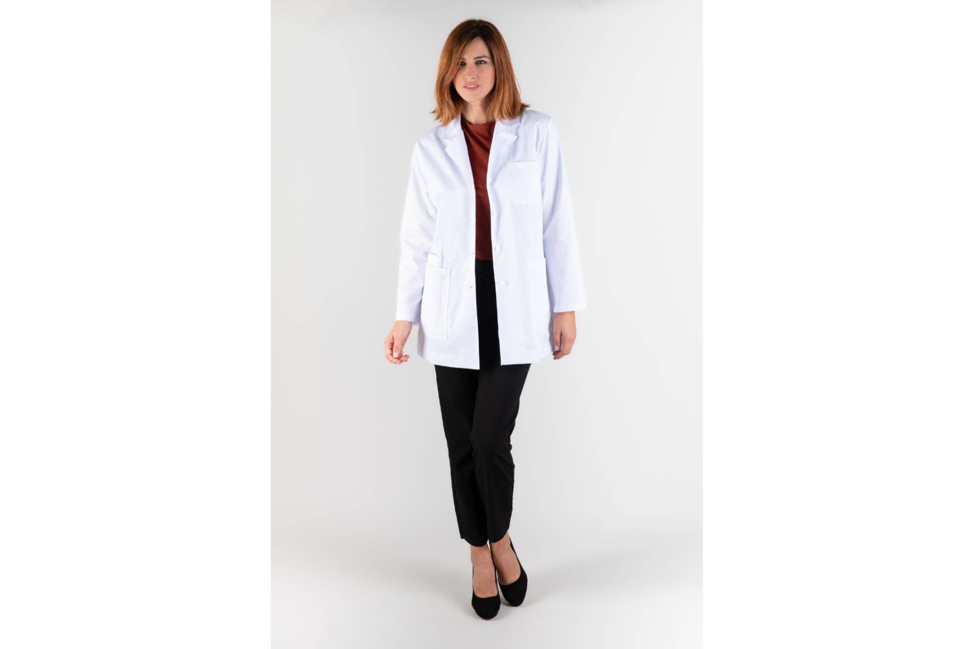 Bata de laboratorio mujer con ajuste premium; diseño pensado para jornadas largas en Farmacia y Óptica