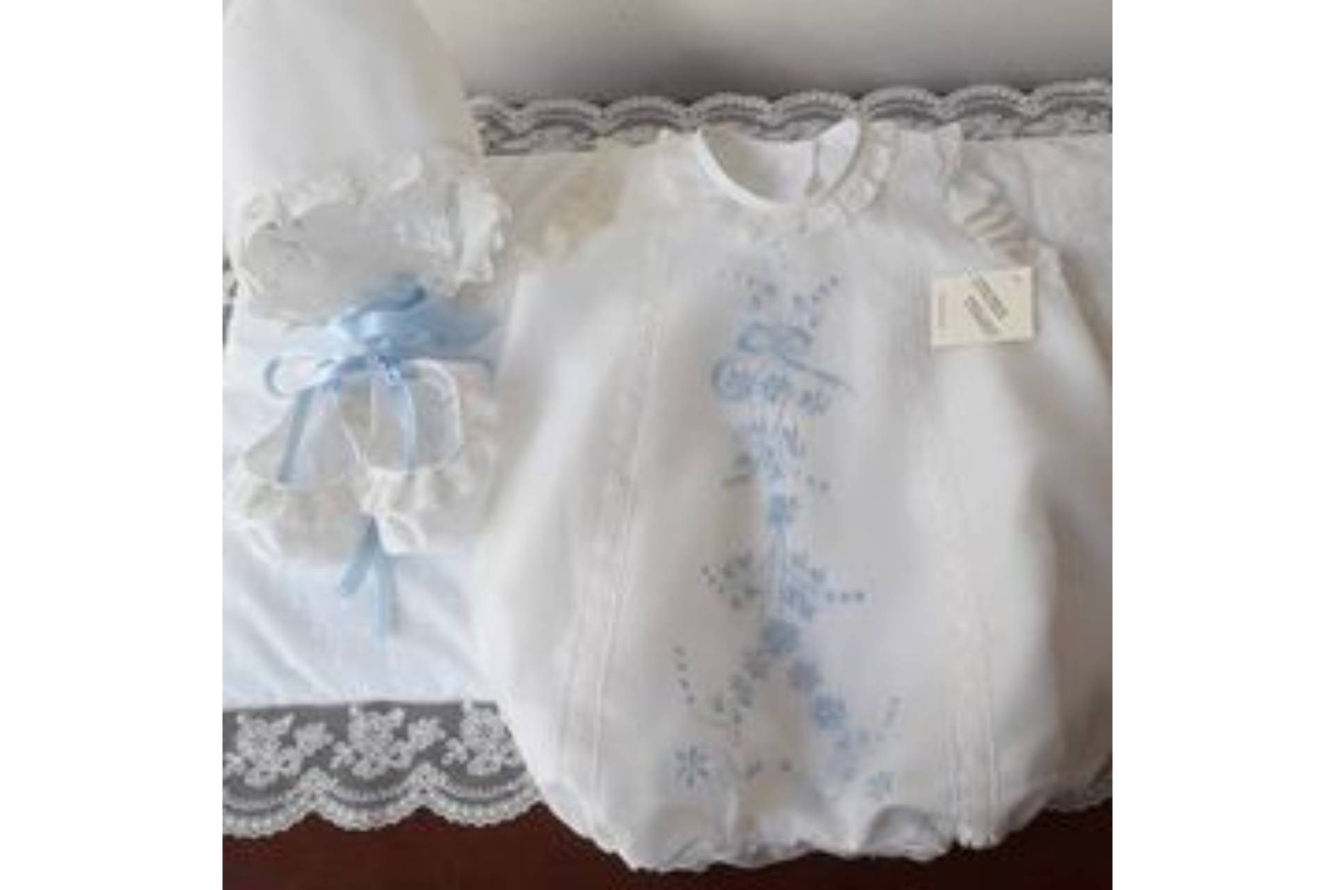Carmen U. Varona, más de 25 años de moda infantil artesanal con sello propio