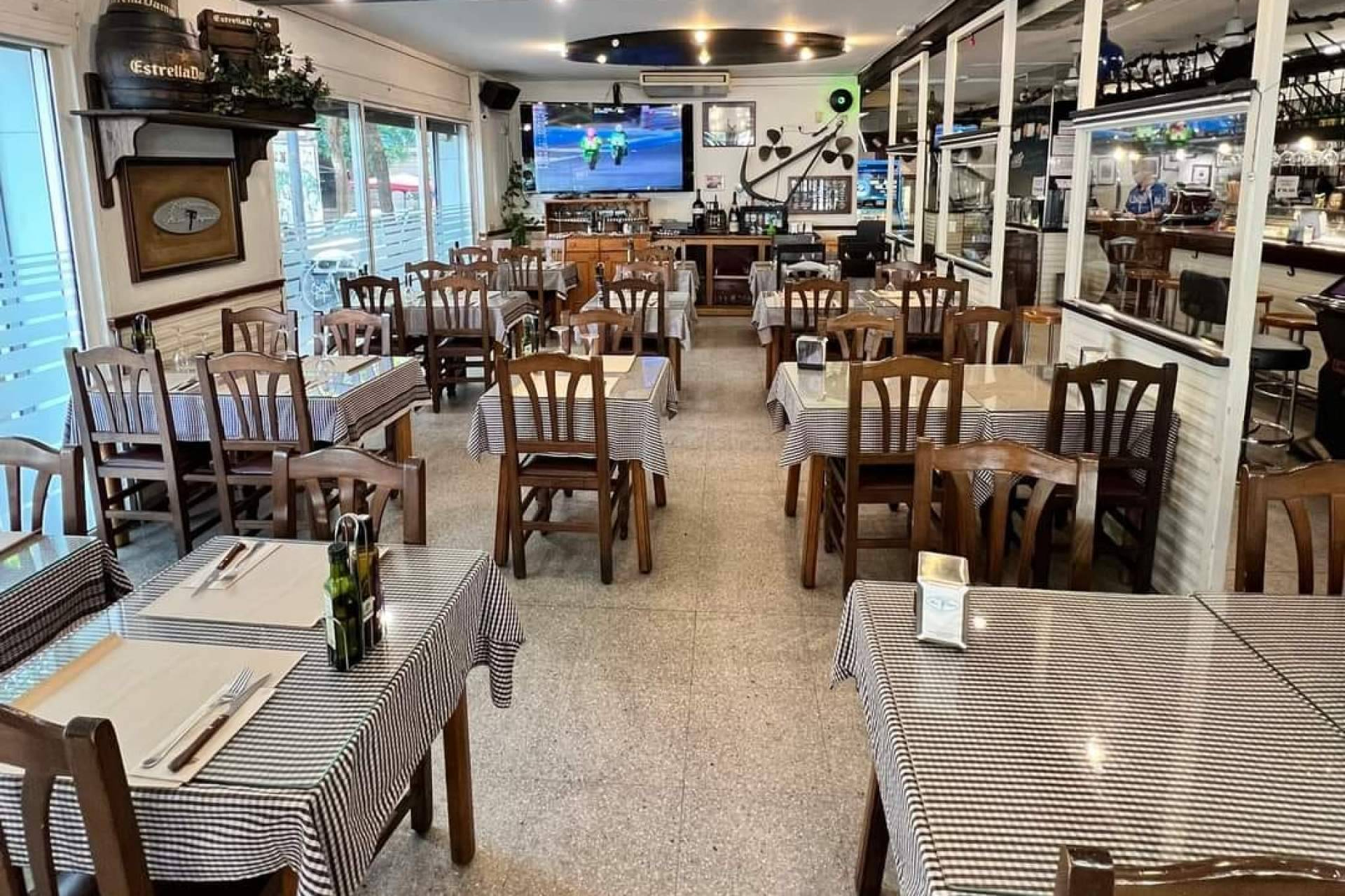 Celebraciones y grupos con ambiente tradicional en la Barceloneta, la propuesta de Pasa Tapas