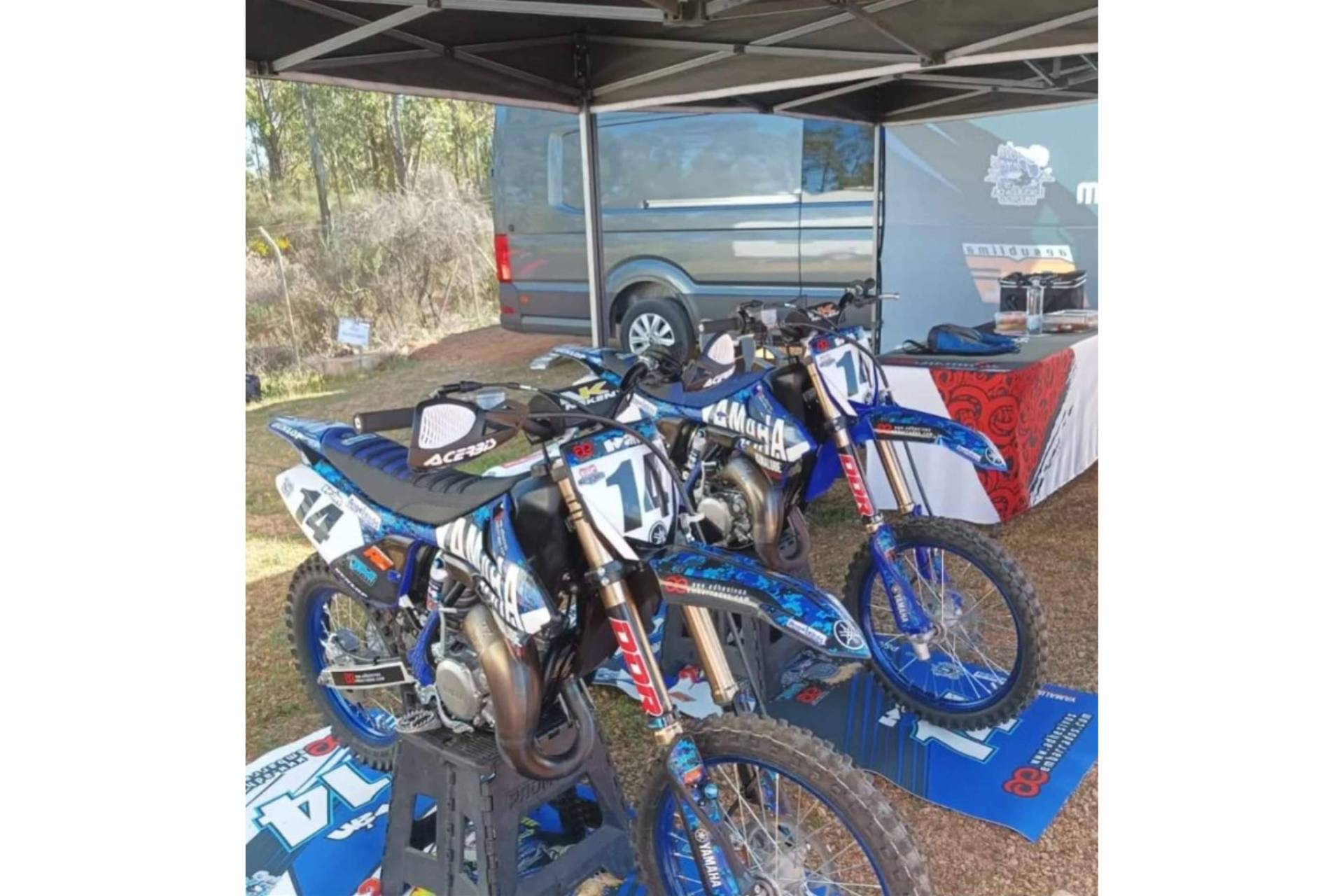 Adhesivosembarrados apuesta por alfombras de moto y quad personalizadas, listas para destacar en cualquier paddock