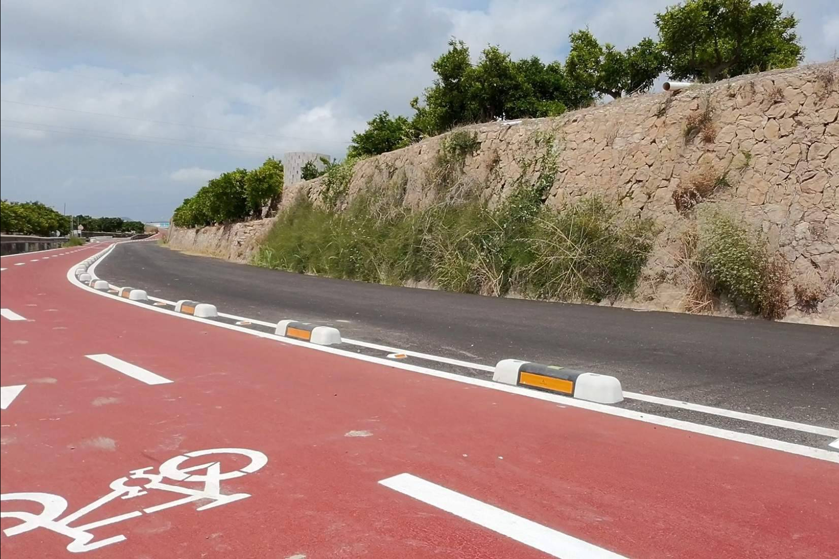 La movilidad urbana da un paso adelante; crecen los carriles bici con separadores fotoluminiscentes de Abadecom Urban
