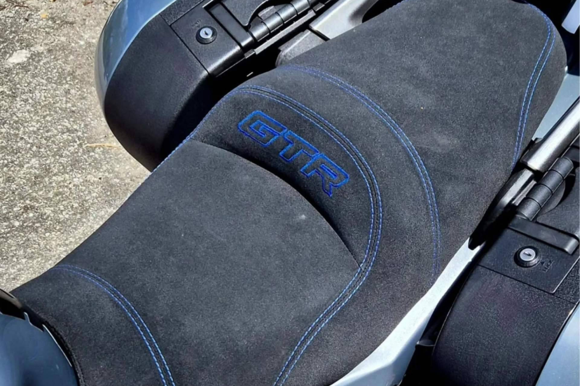 Asientos de moto confort personalizados de JM-FUNDAS para mejorar ergonomía y rendimiento en carretera