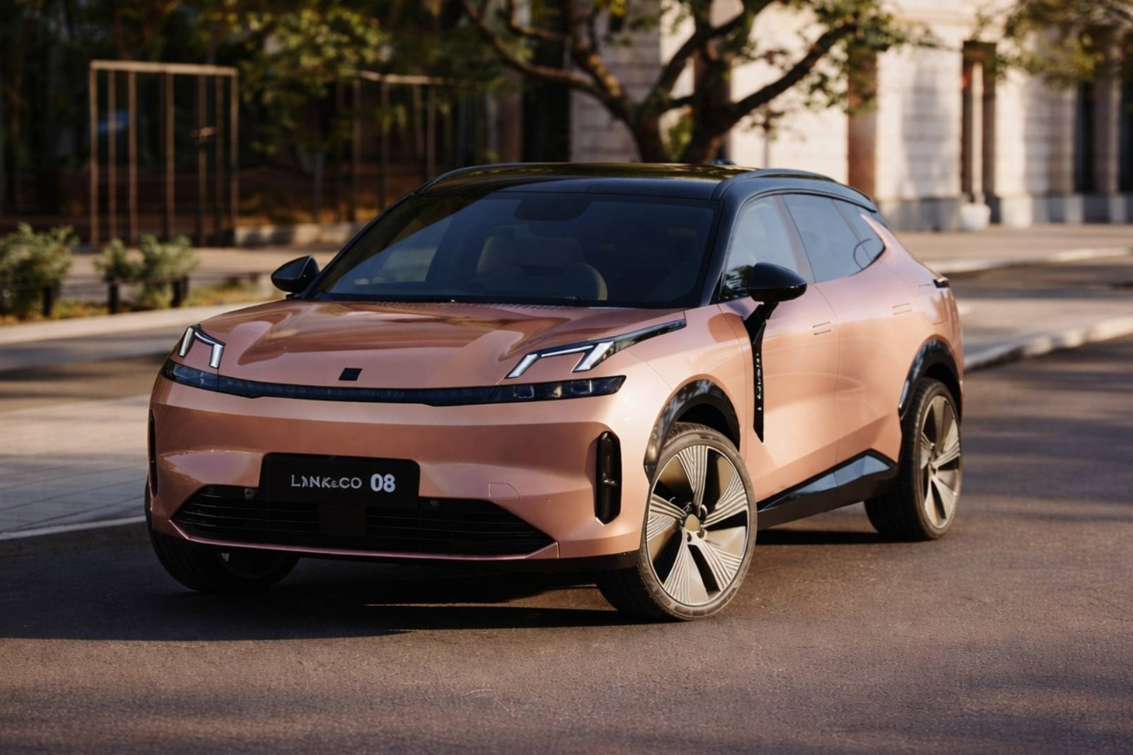 Lynk & Co apuesta por la tecnología y la electrificación con los nuevos SUV 08 y 02
