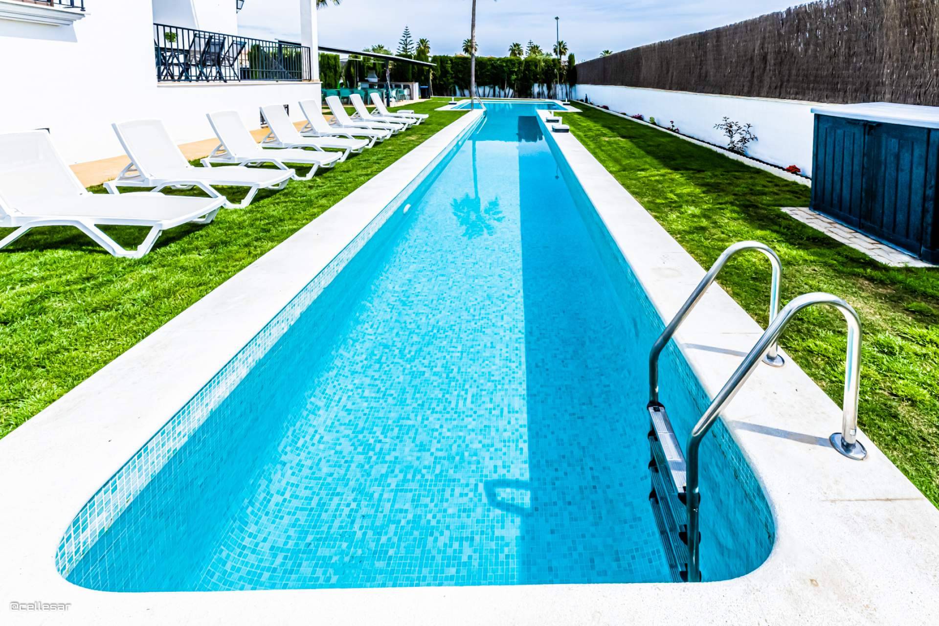 Villa en alquiler en Sevilla con piscina, cine privado y espacios para grupos numerosos
