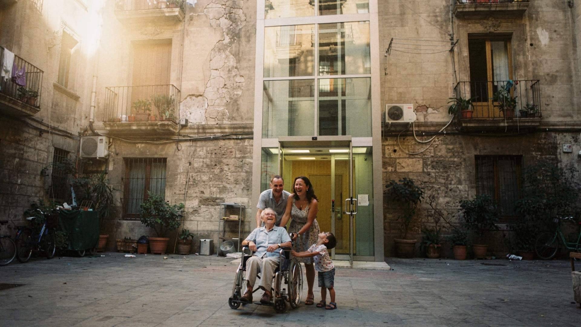 El fin de los ascensores antiguos en Barcelona; la ley podría dejar a las comunidades sin servicio