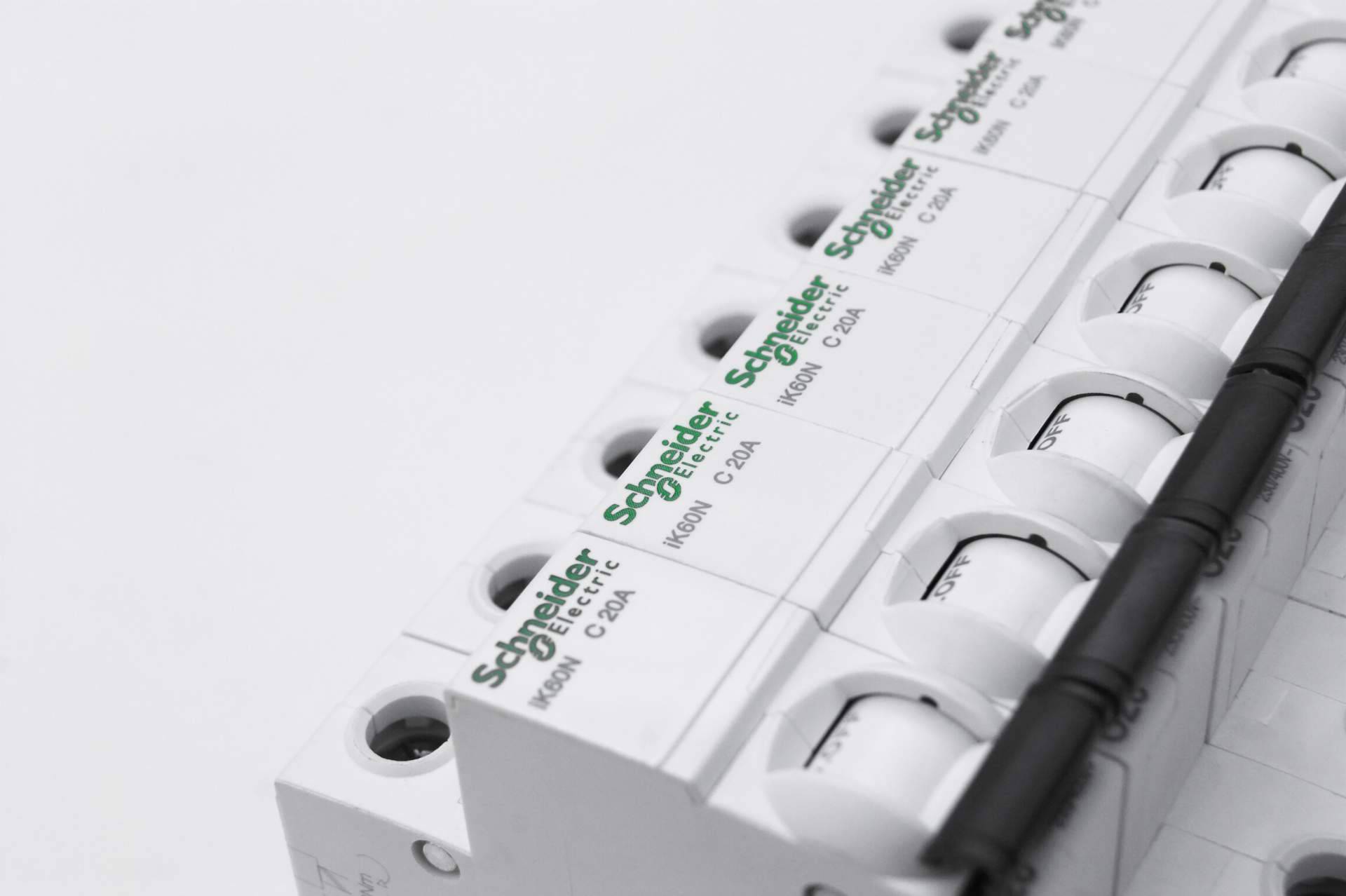 Cadenza Electric revoluciona el suministro técnico con su catálogo de material eléctrico industrial online