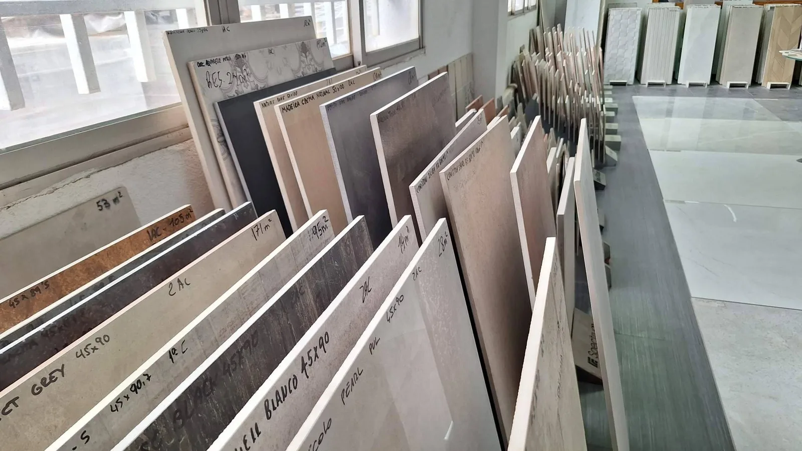 Artegres consolida su catálogo de azulejos porcelánicos y revestimientos cerámicos para espacios residenciales y comerciales
