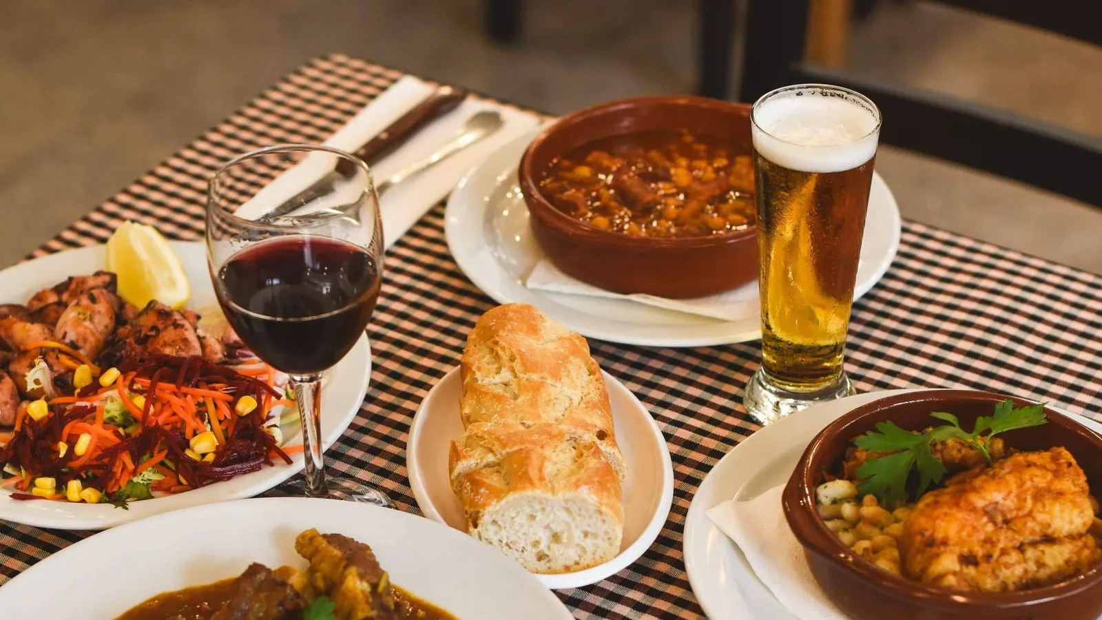 La Barceloneta esconde uno de los pocos restaurantes con cocina non-stop hasta las 2.30 horas