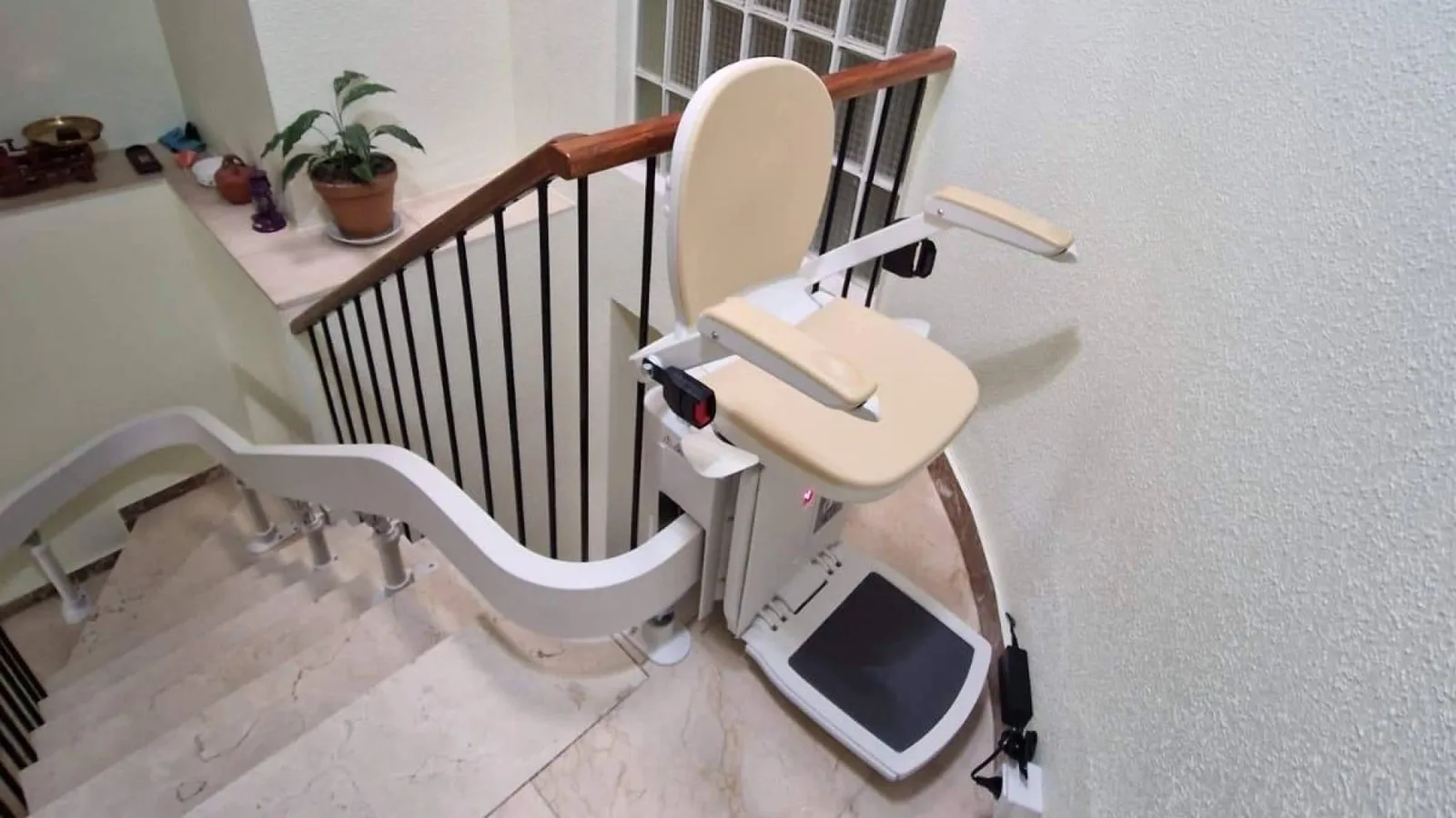 El aumento de la demanda de accesibilidad impulsa una campaña de verano de Salvaccesos con descuentos en sillas salvaescaleras